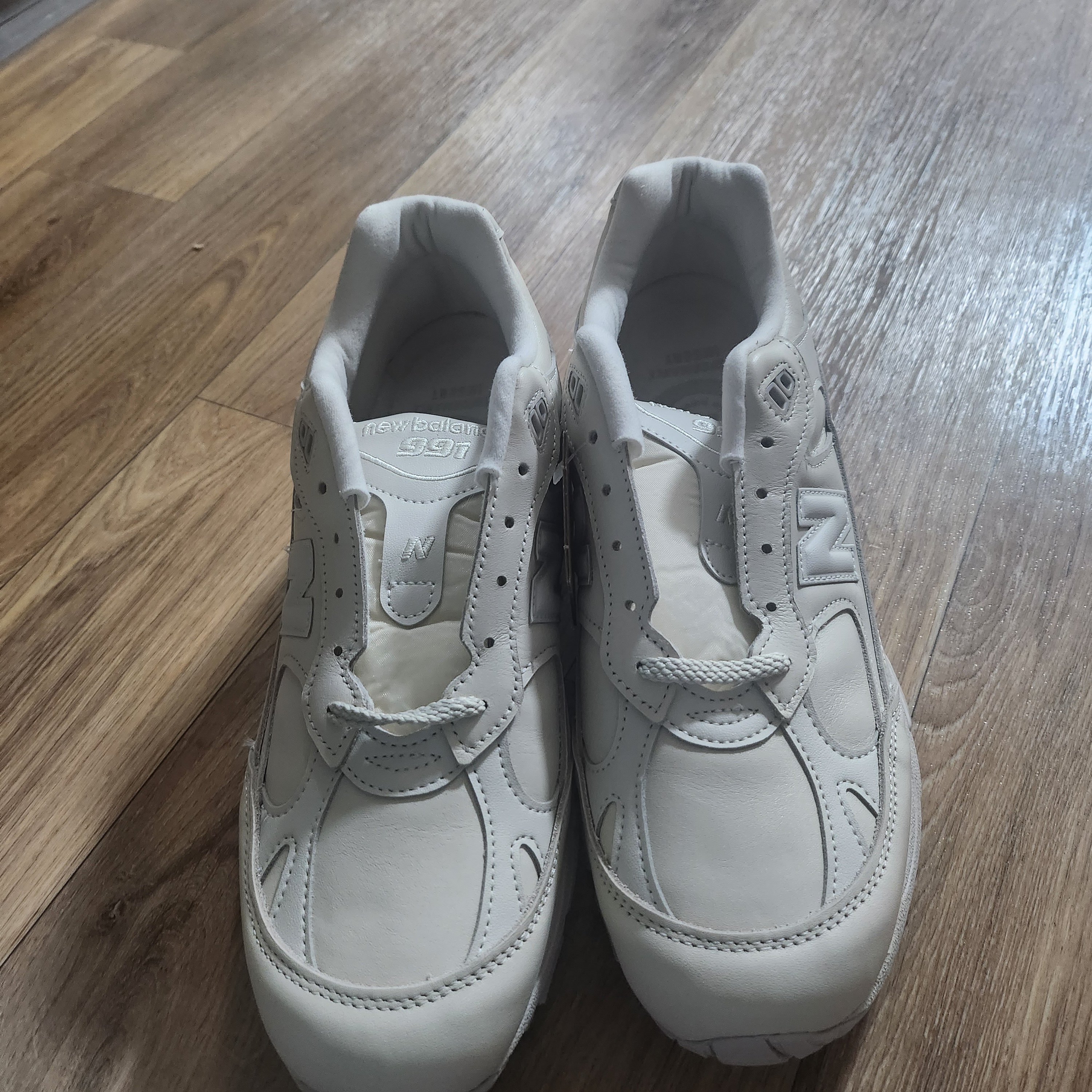 New Balance 991v1 Made in UK Contemporary Luxe Light Grey 착용 스타일 - 1