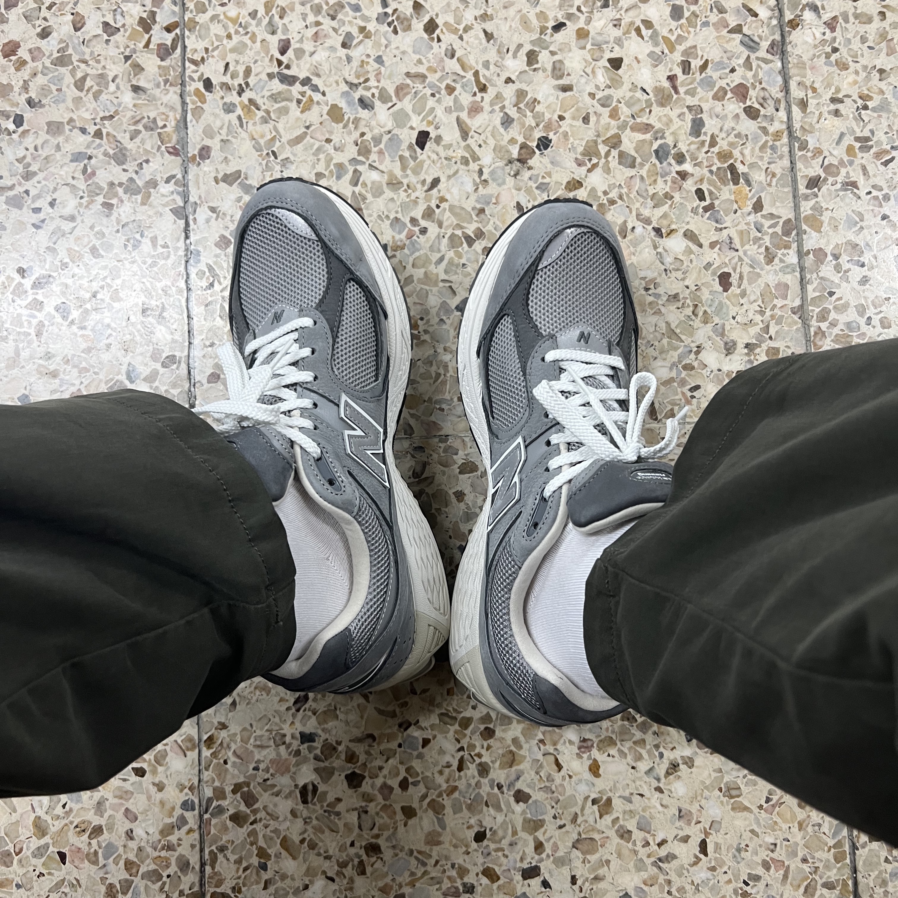 New Balance 2002R Premium Vintage Grey 착용 스타일