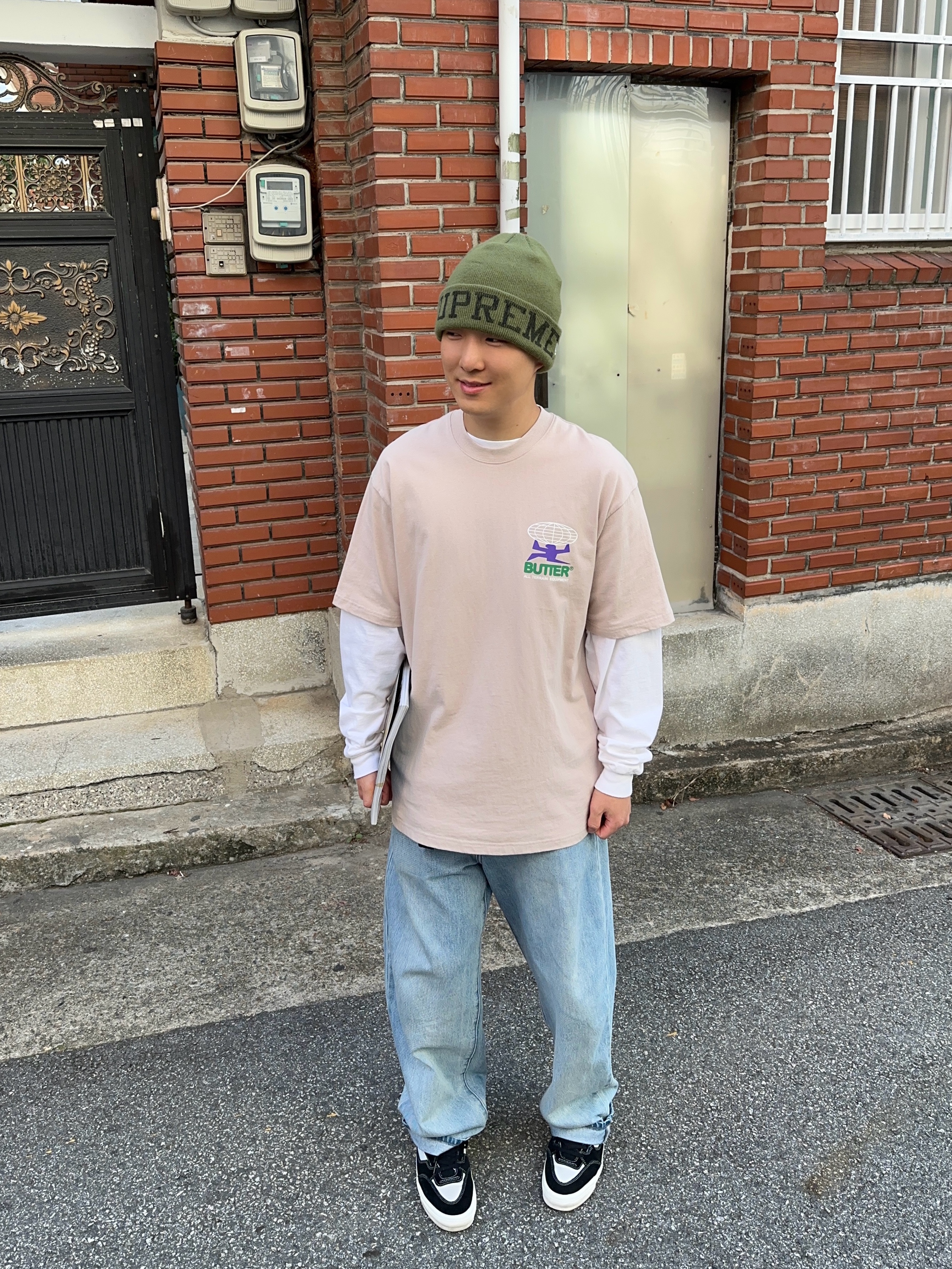 Supreme New Era Varsity Beanie Olive - 23FW 착용 스타일 - 1
