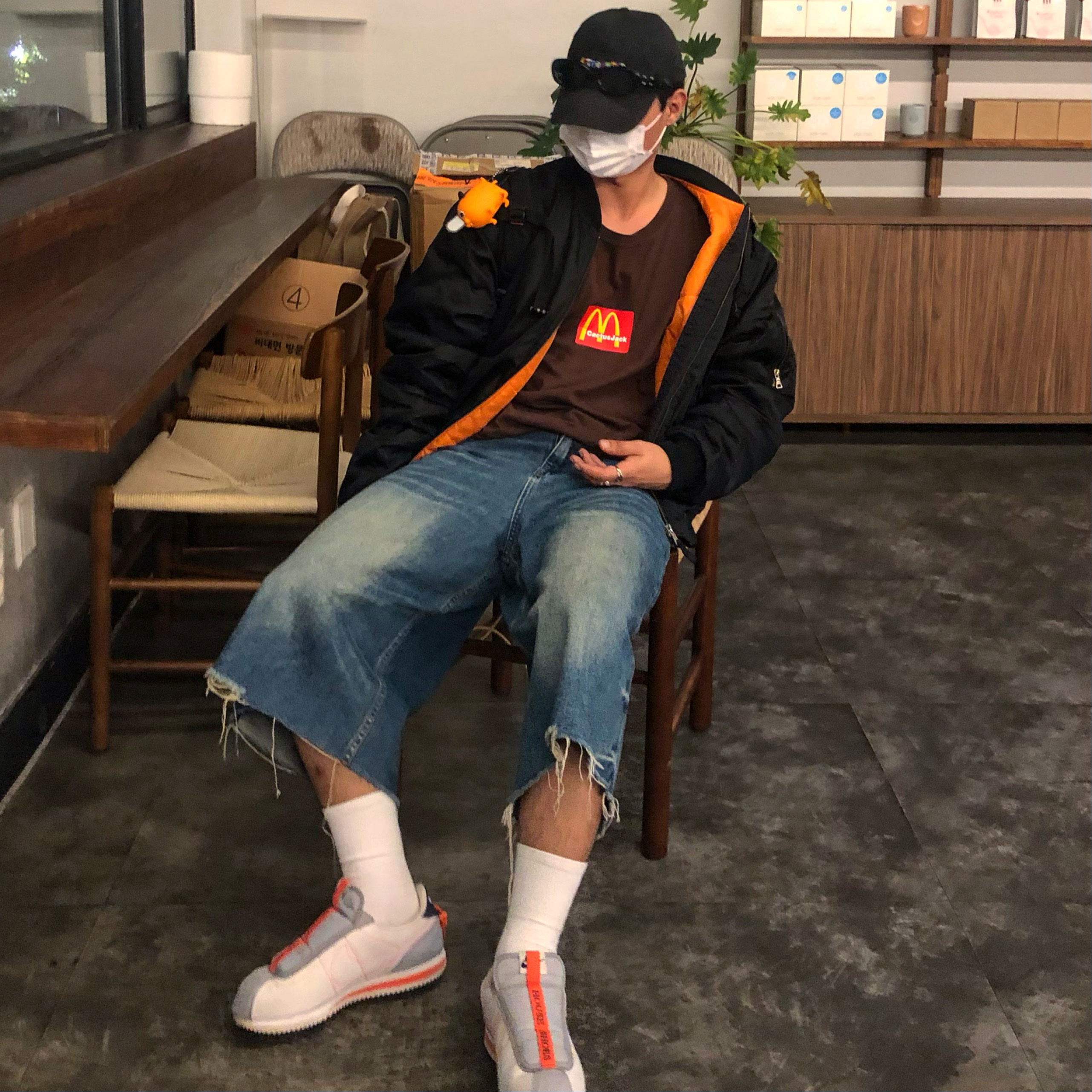 Casetify x Chainsaw Man Pochita Collectible AirPods Pro 1st/2nd Gen Case, Nike x Kendrick Lamar Cortez Basic Slip White 착용 스타일