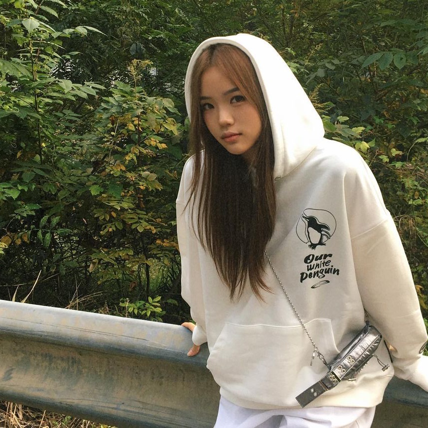 Opening Project Our White Penguin Hoodie Off White, Opening Project Our White Penguin Hoodie Black 착용 스타일 - 1