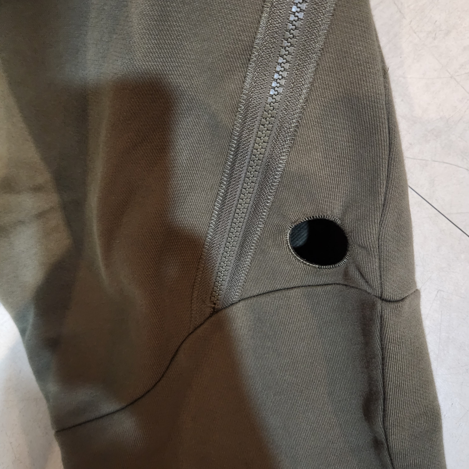 C.P. Company Diagonal Raised Fleece Utility Sweatpants Stone Grey - 21FW 착용 스타일 - 2