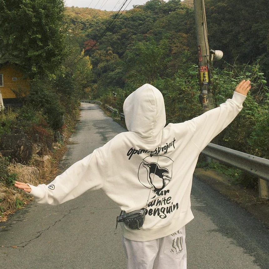 Opening Project Our White Penguin Hoodie Off White, Opening Project Our White Penguin Hoodie Black 착용 스타일 - 3