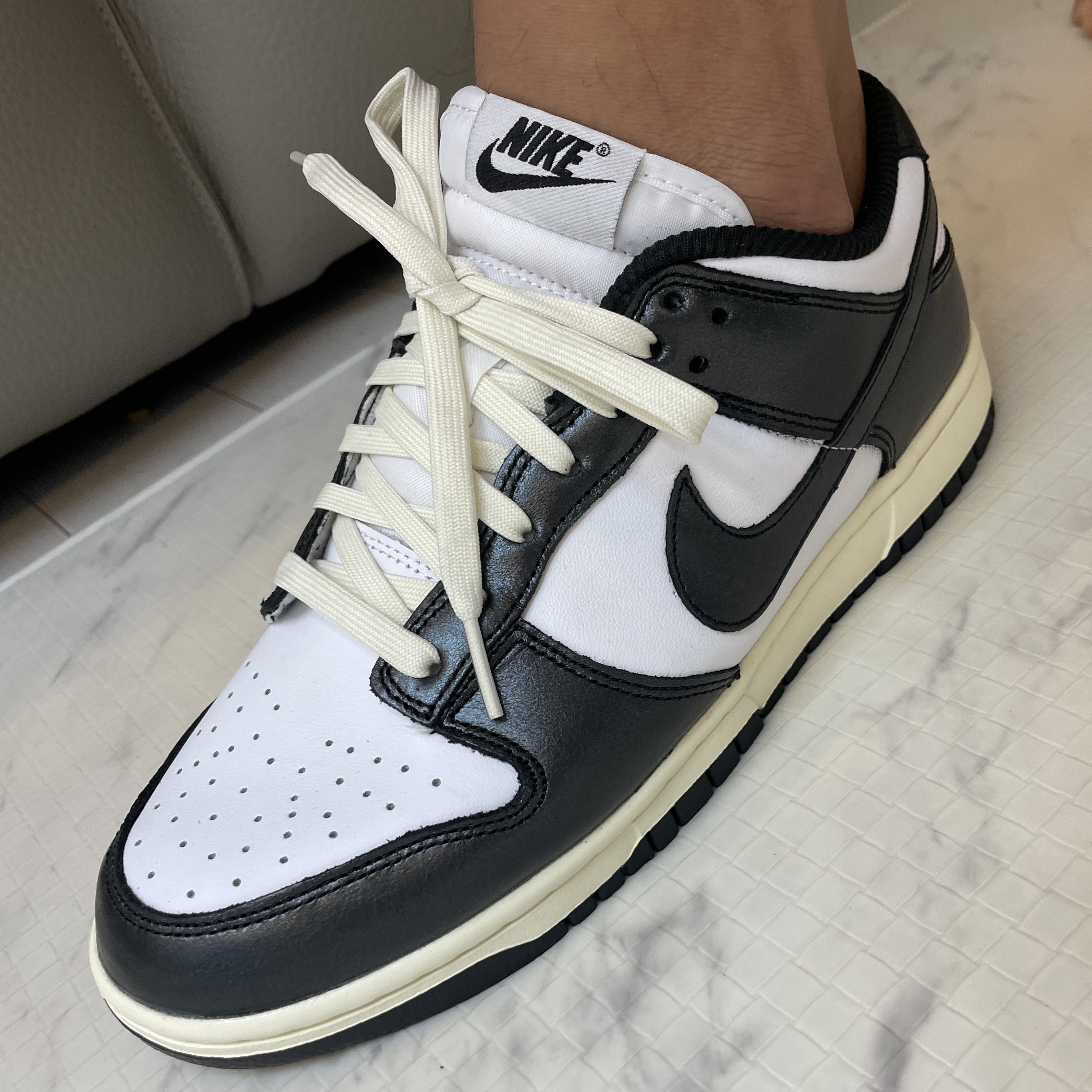 (W) Nike Dunk Low Vintage Black and White 착용 스타일 - 3