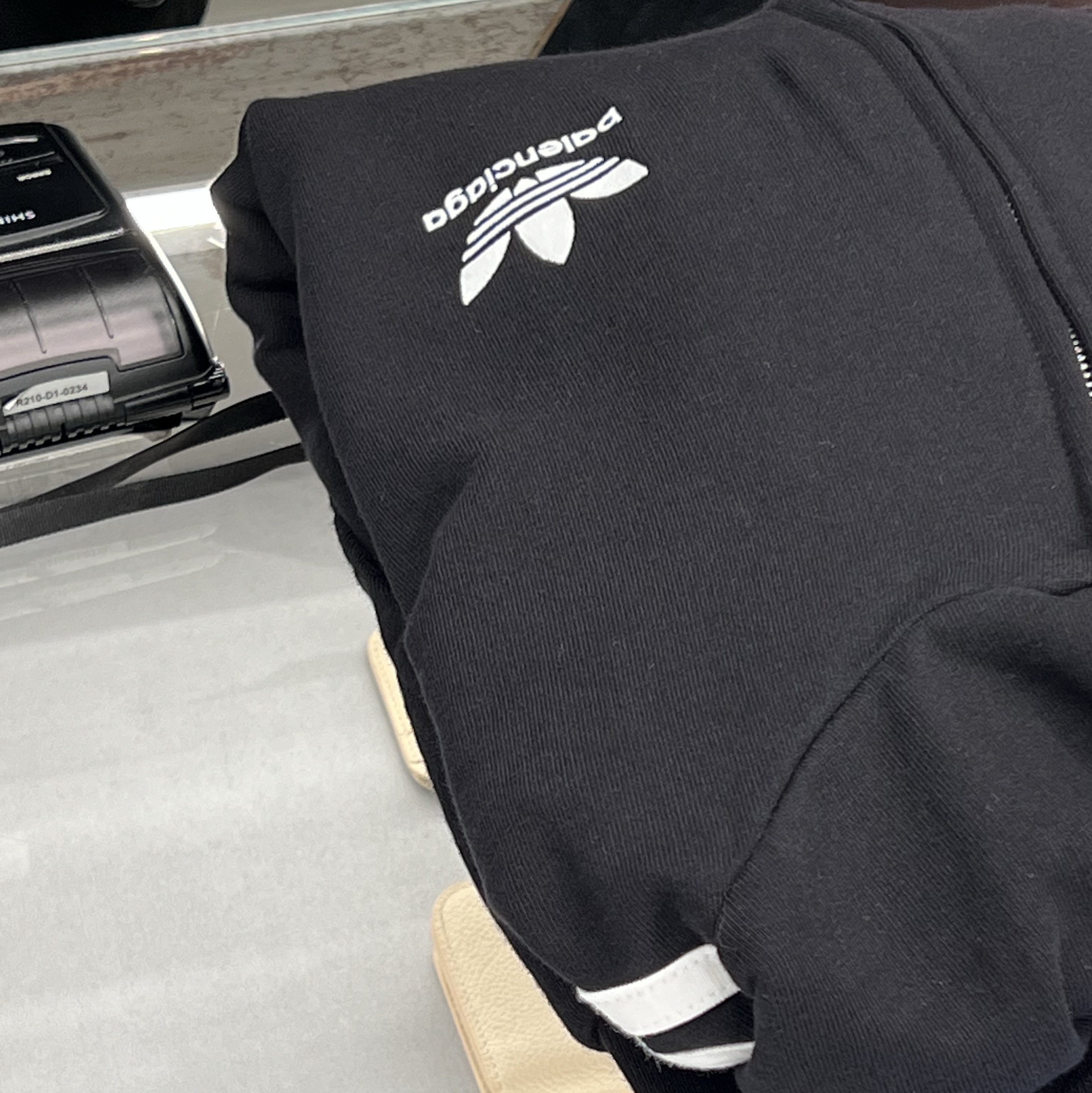 Balenciaga x Adidas Zip-Up Hoodie Small Fit Black 착용 스타일 - 2