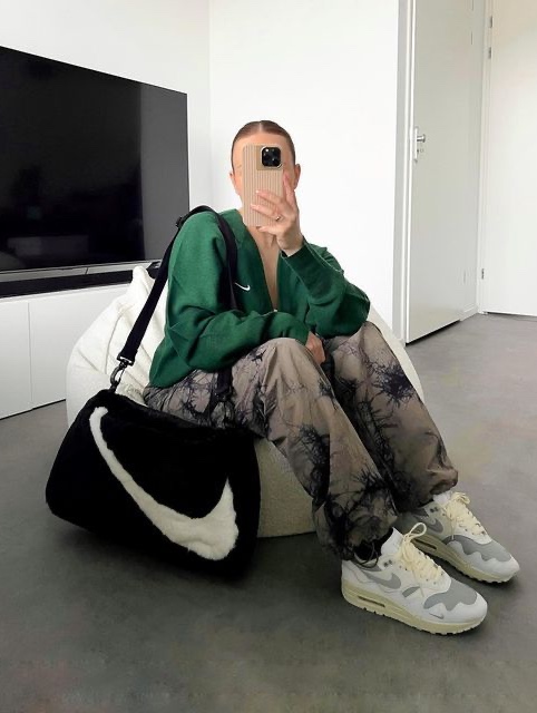 Nike NSW Faux Fur Tote Bag Light Iron Ore, Telfar x UGG Small Shopping Bag Chestnut 착용 스타일 - 4