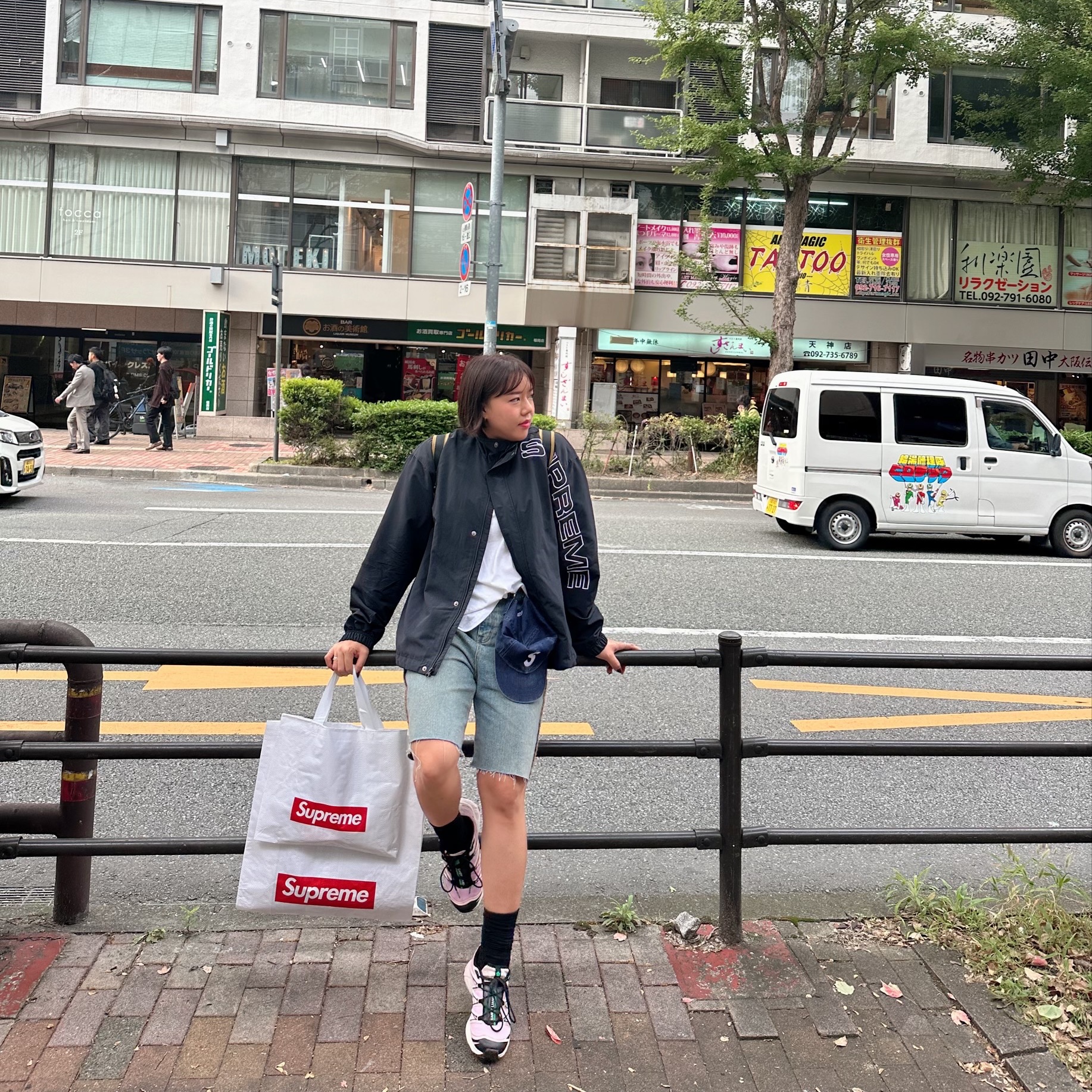 Supreme Spellout Embroidered Track Jacket Black - 23FW, Supreme Pigment Print S Logo 6-Panel Navy - 23FW 착용 스타일