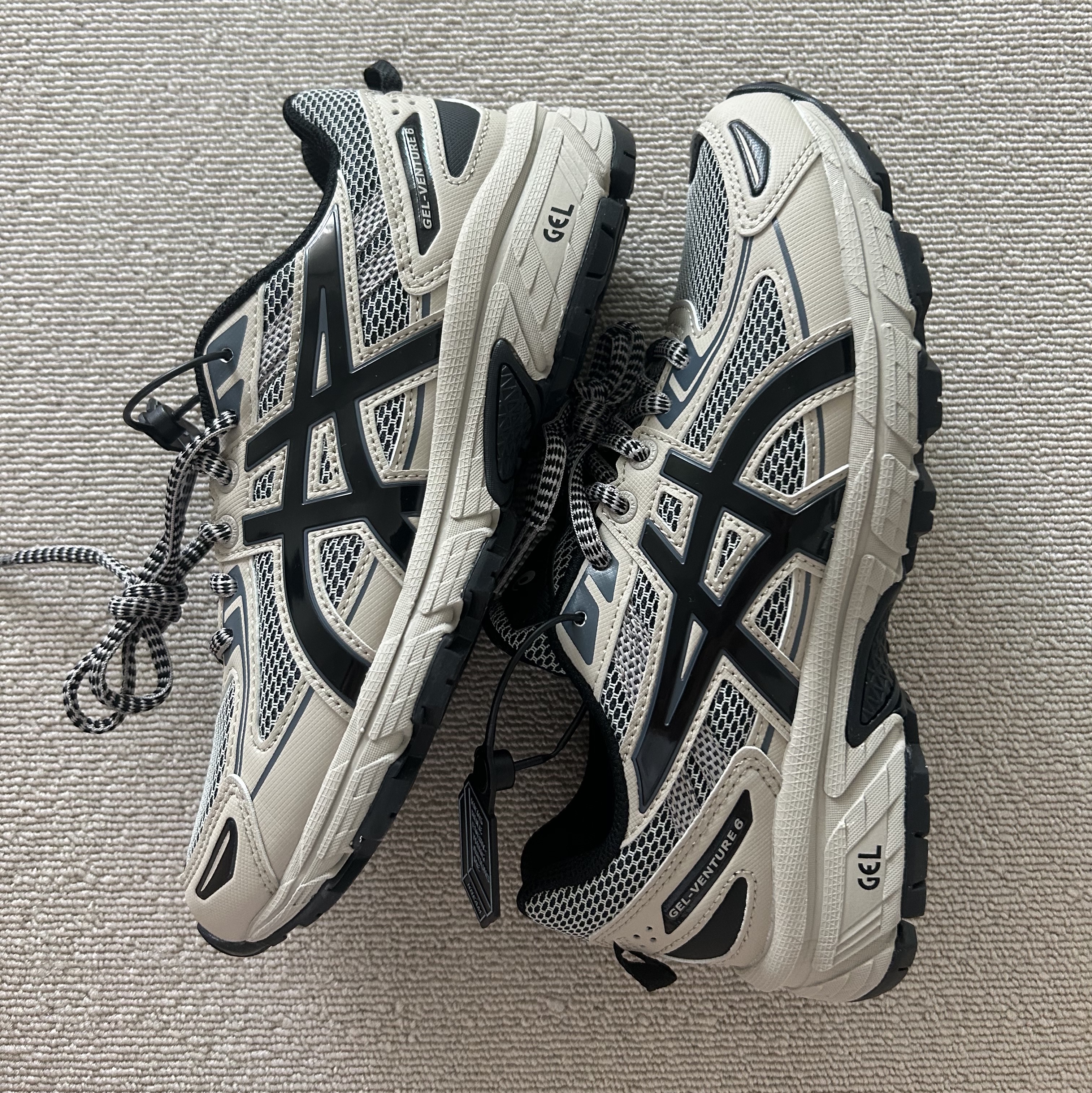 Asics Gel-Venture 6 Feather Grey Black 착용 스타일