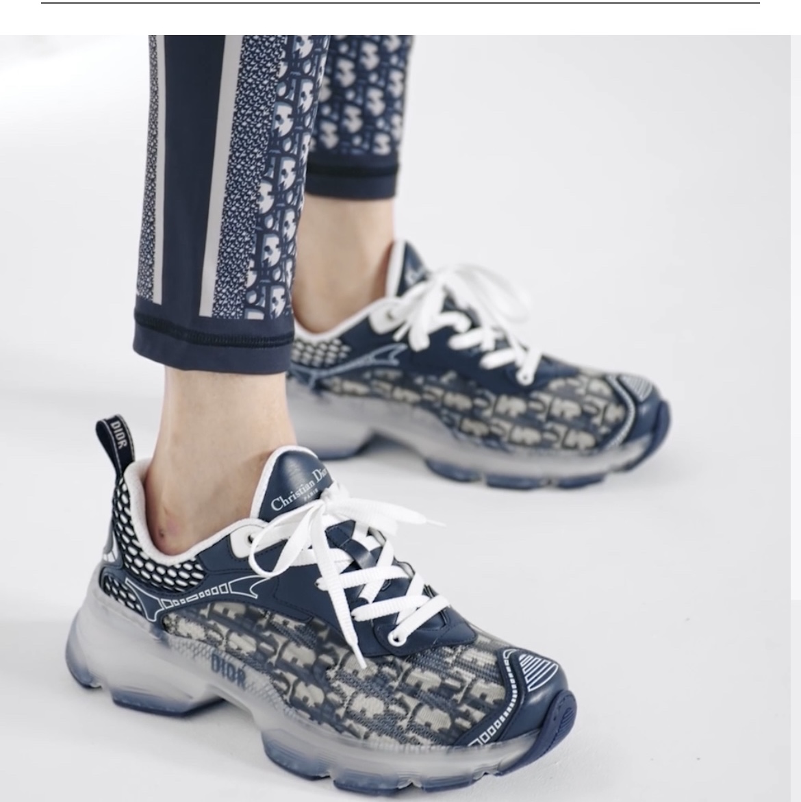 (W) Dior Vibe Sneakers Deep Blue Dior Oblique Technical Fabric Transparent Rubber 착용 스타일