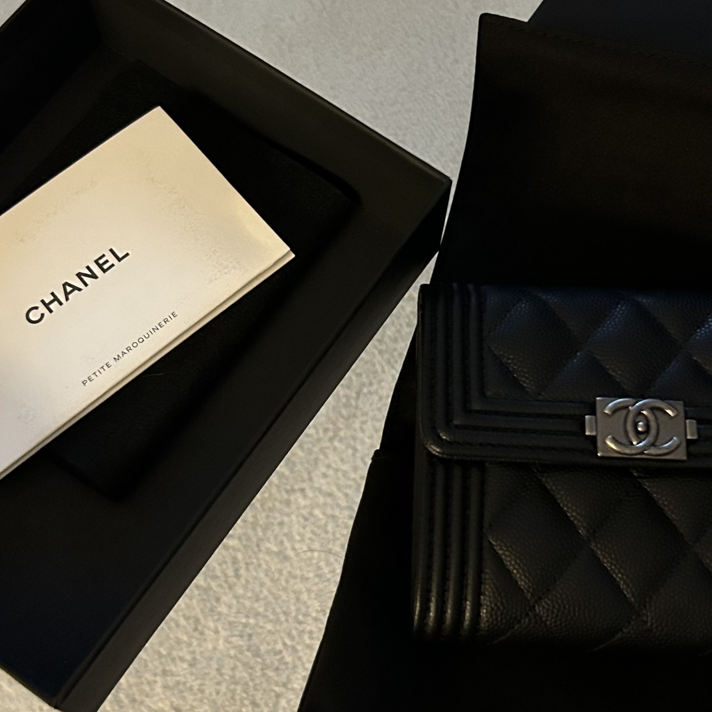 Chanel Boy Chanel Small Flap Wallet Grained Calfskin & Ruthenium Black 착용 스타일