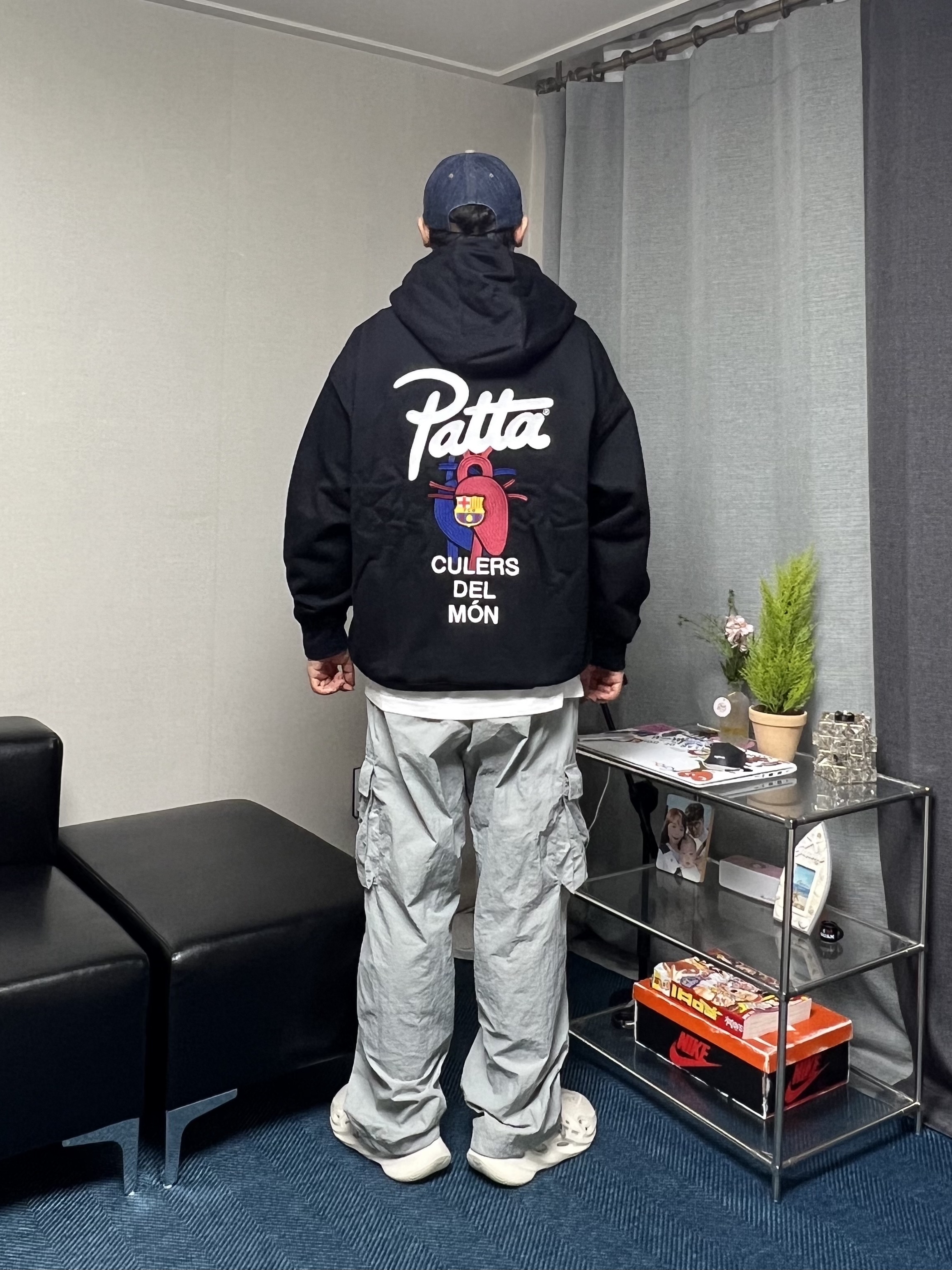 Nike x Patta x FC Barcelona Solo Swoosh Hoodie Culers del Món (FD4147-010) 착용 스타일 - 1