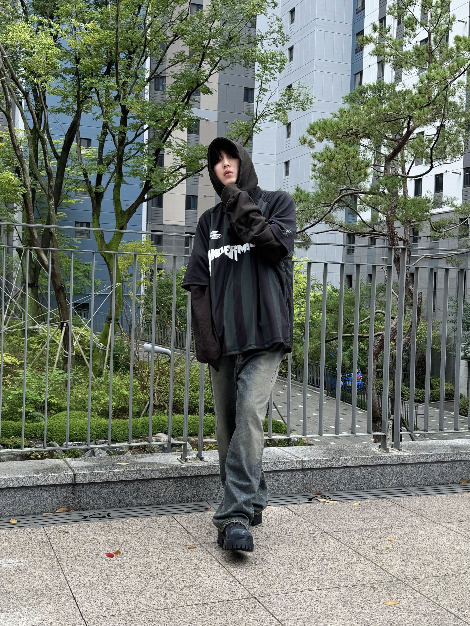 Undermycar Stendhal Syndrome Oversized Hoodie Green Ash - 23FW (The Hyundai Seoul Exclusive), Undermycar Wolfen Bold Stripe Football Jersey Sycamore - 23FW (The Hyundai Seoul Exclusive) 착용 스타일 - 1