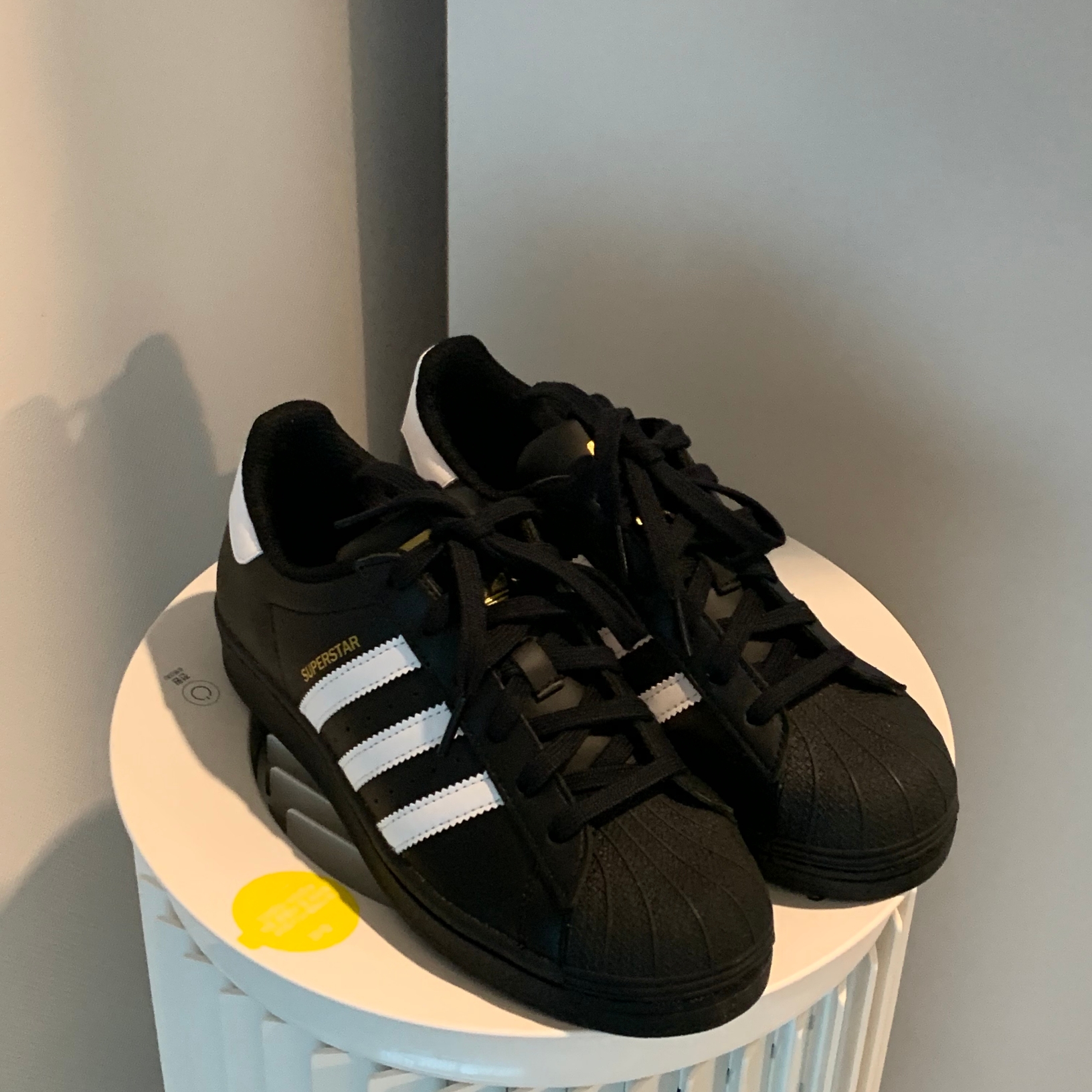 Adidas Superstar Core Black White 착용 스타일 - 1