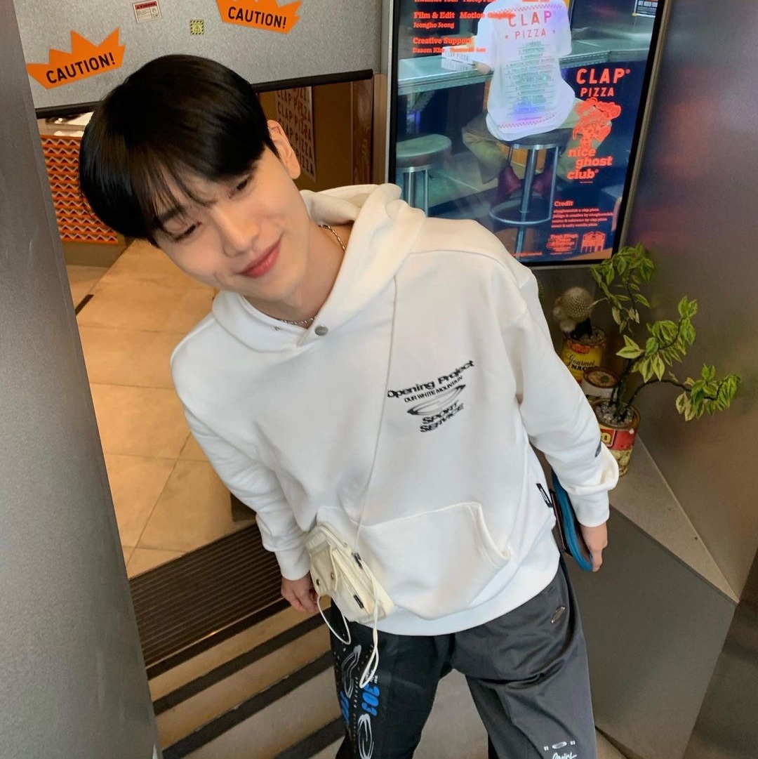 Opening Project Sport Service Hoodie Off White, Opening Project Sport Service Hoodie Cobalt Blue 착용 스타일 - 1