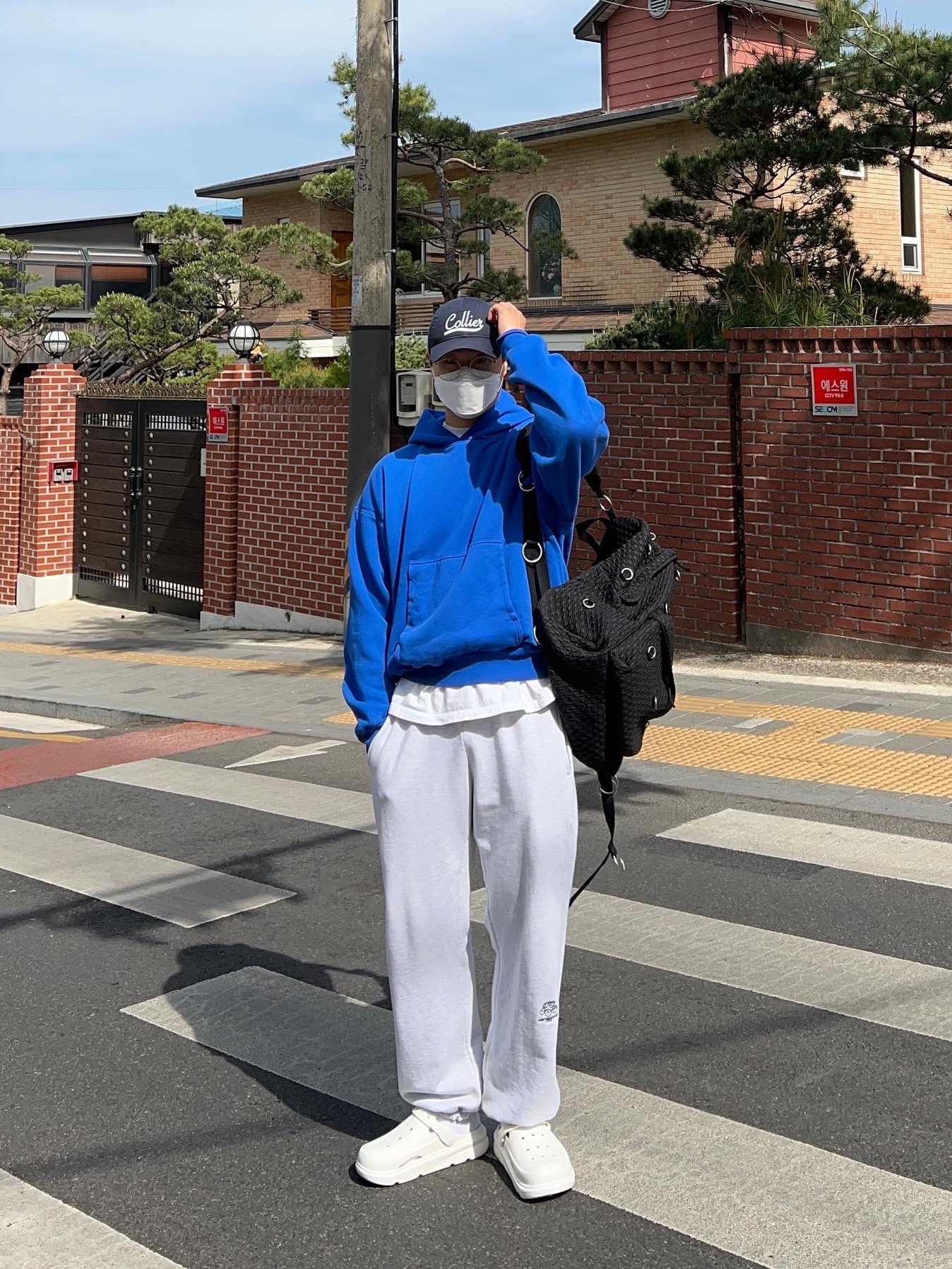 Yeezy Gap Hoodie Blue 착용 스타일 - 1