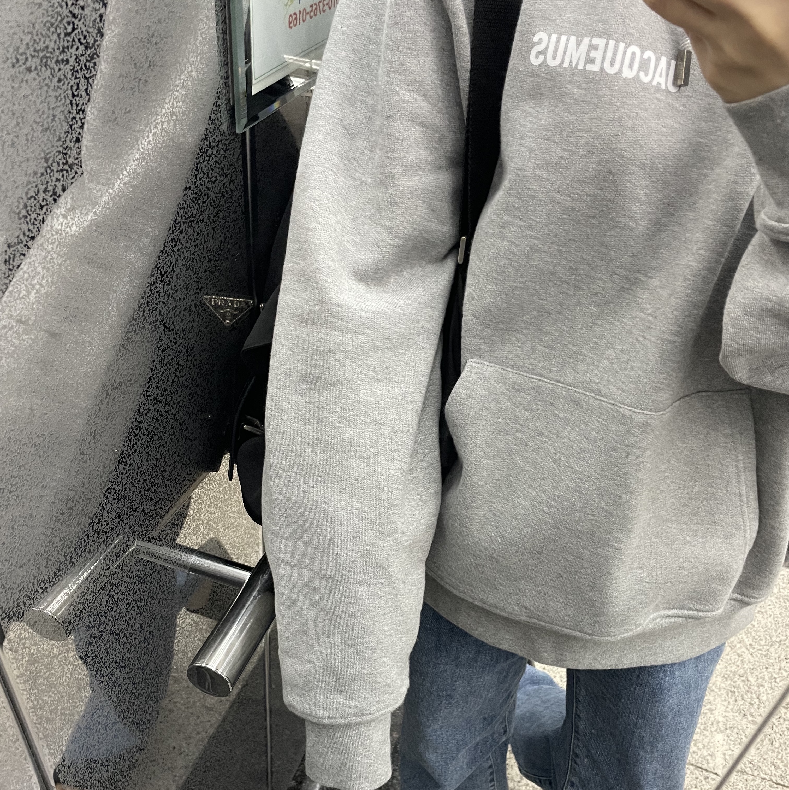 Jacquemus Le Sweatshirt Printed Logo Hoodie Grey 착용 스타일