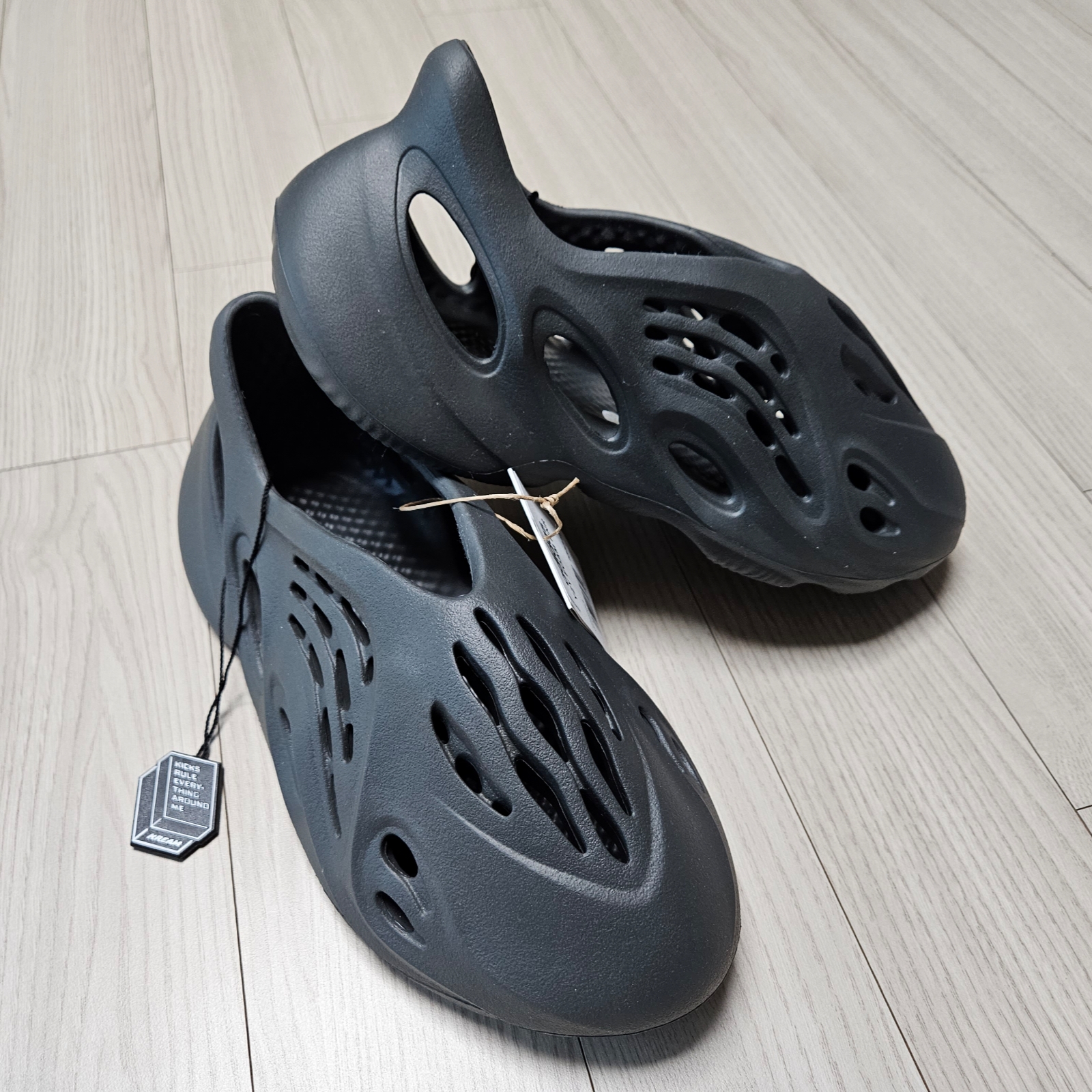 Adidas Yeezy Foam RNNR Carbon 착용 스타일