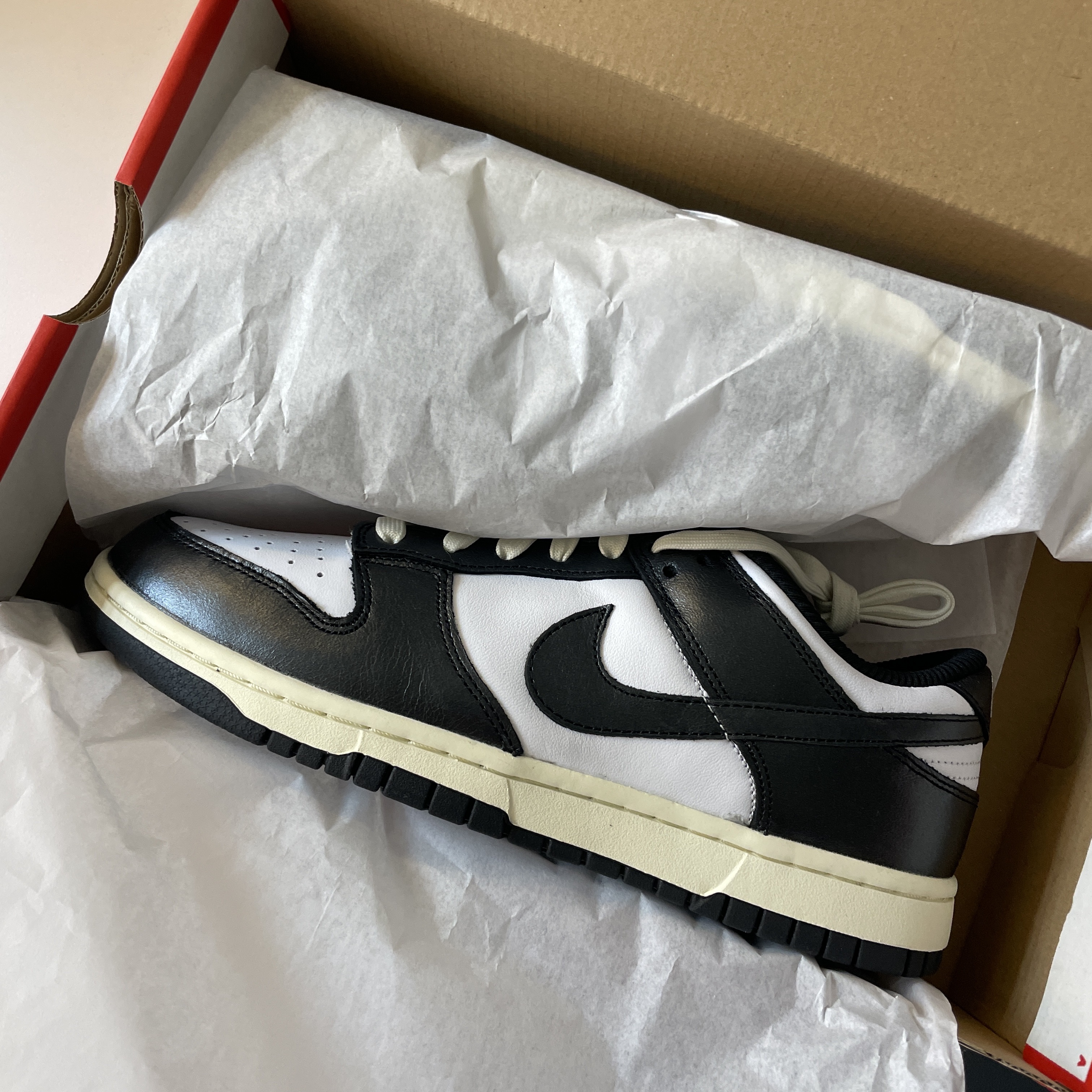 (W) Nike Dunk Low Vintage Black and White 착용 스타일 - 2