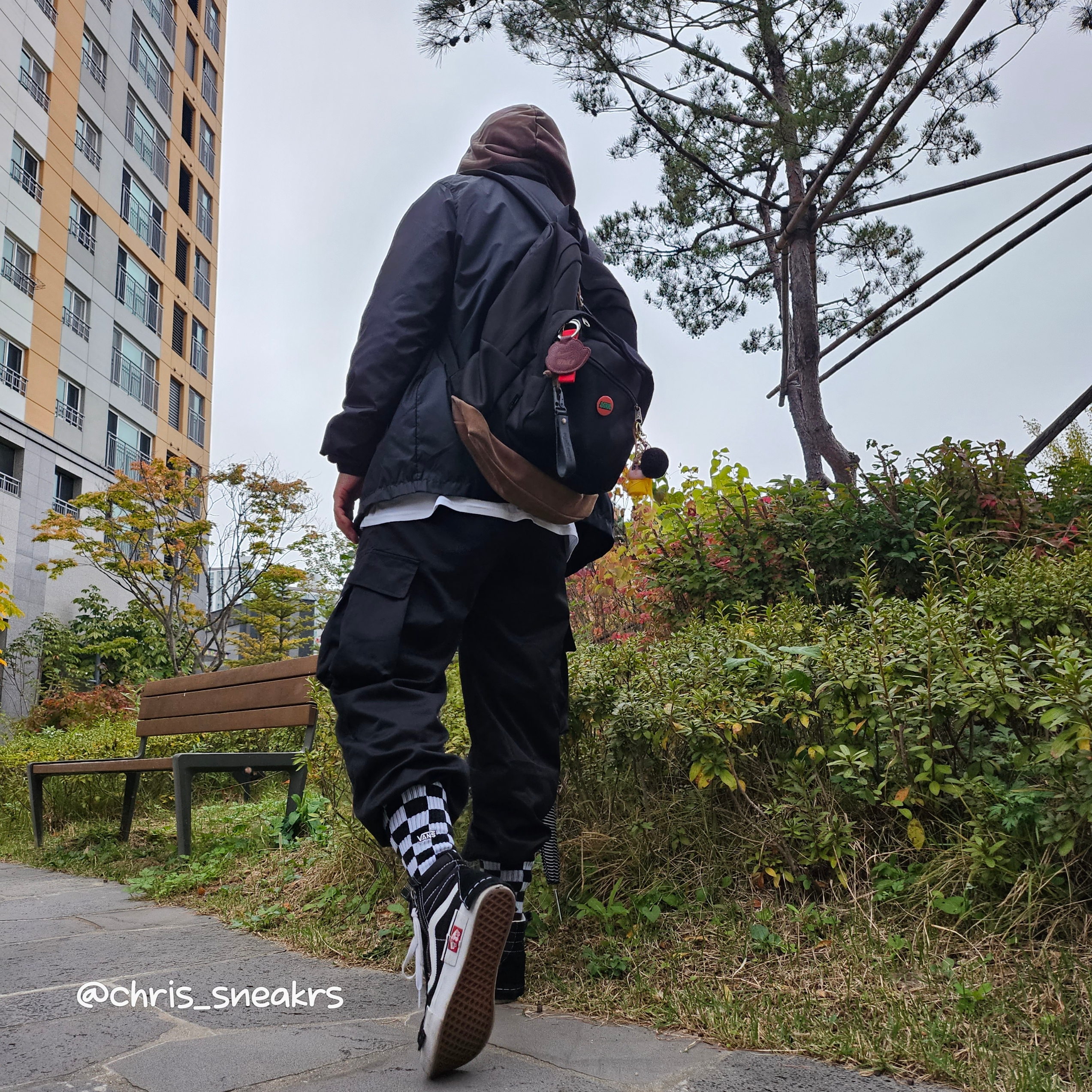 Supreme Webbing Keychain Red - 23SS, Vans Sk8-Hi Reissue Cap Black 착용 스타일 - 1