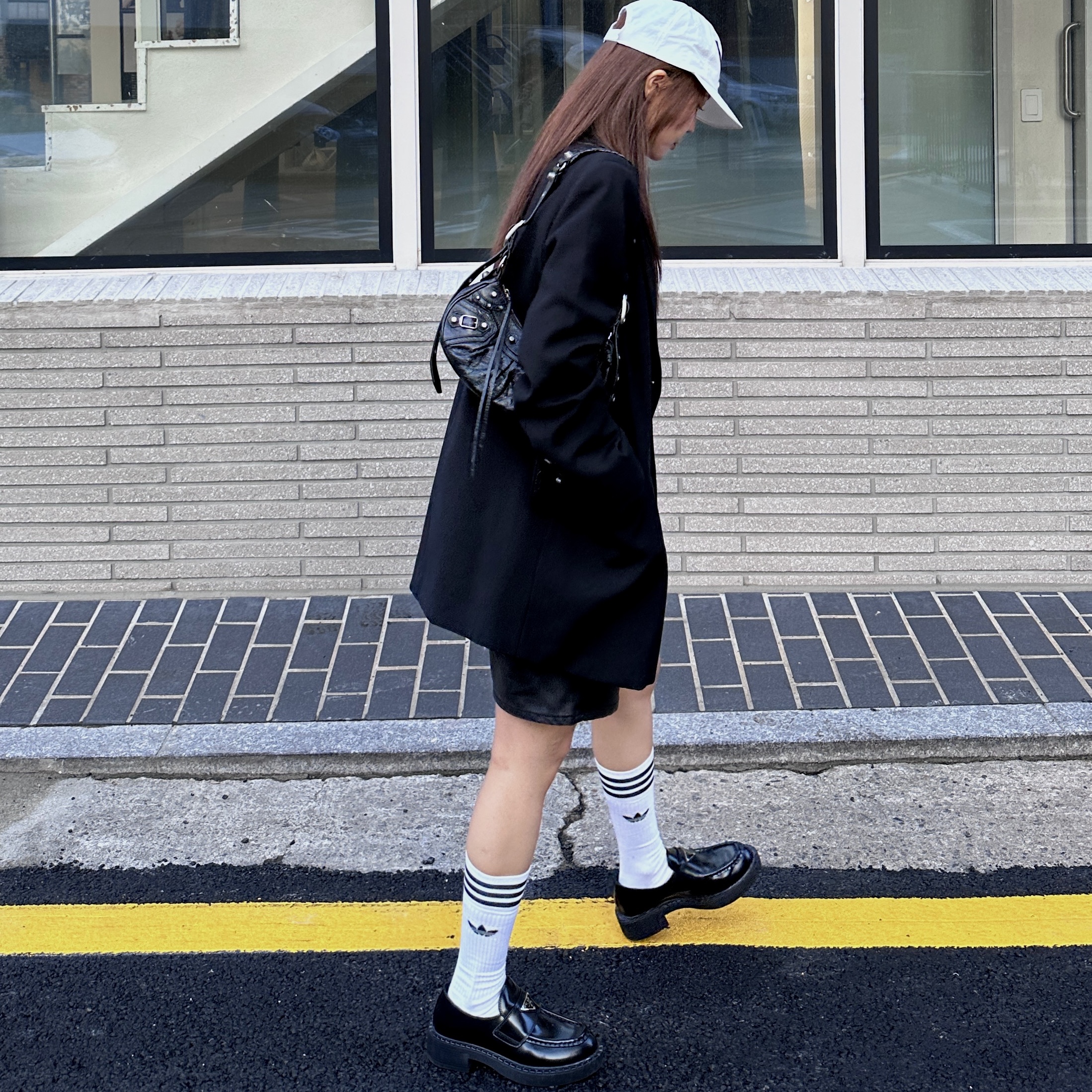 Prada Chocolate Brushed Leather Loafers Black, Balenciaga Arena Lambskin Le Cagole XS Shoulder Bag Black 착용 스타일 - 2