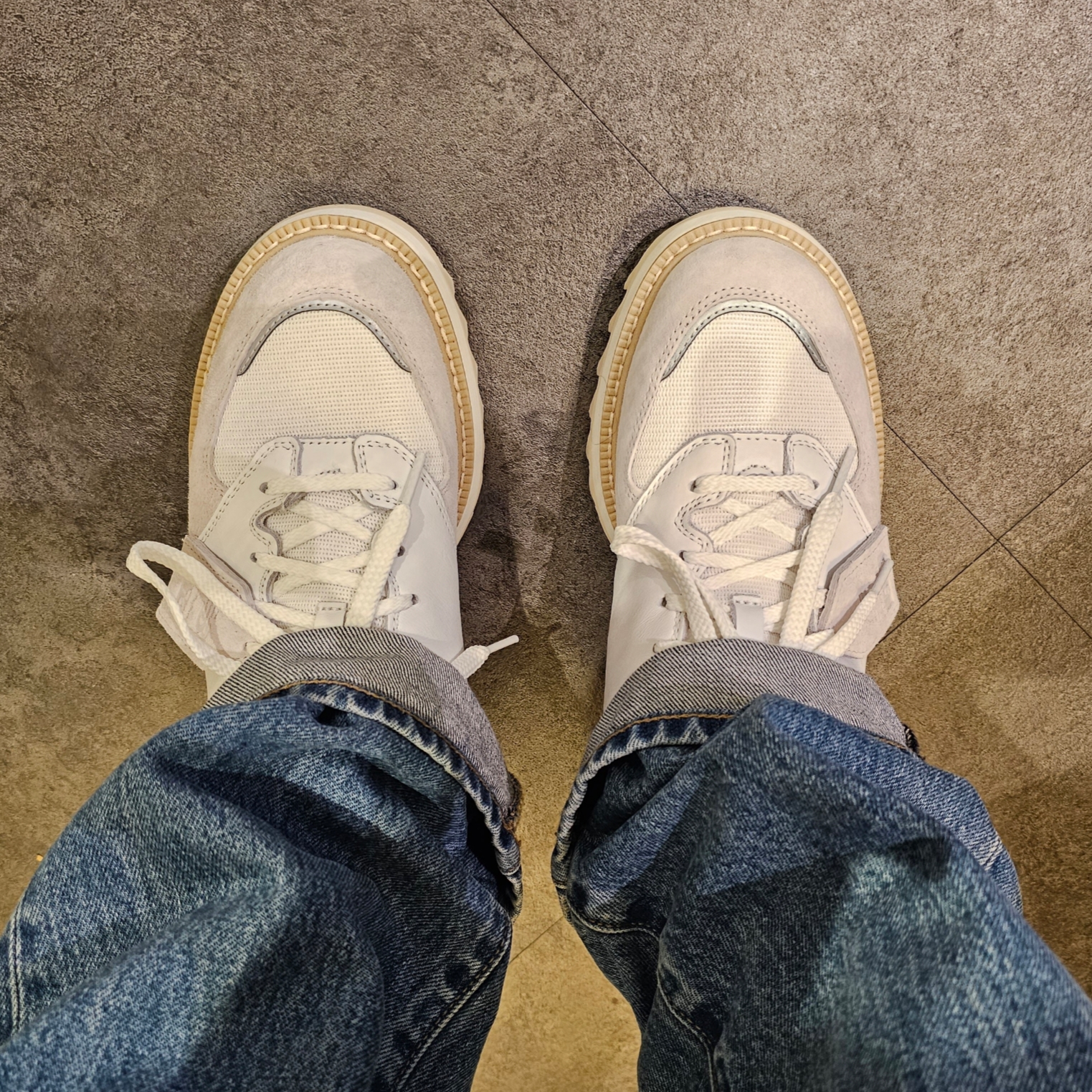 New Balance x Tokyo Design Studio 574 White Burgundy 착용 스타일 - 4