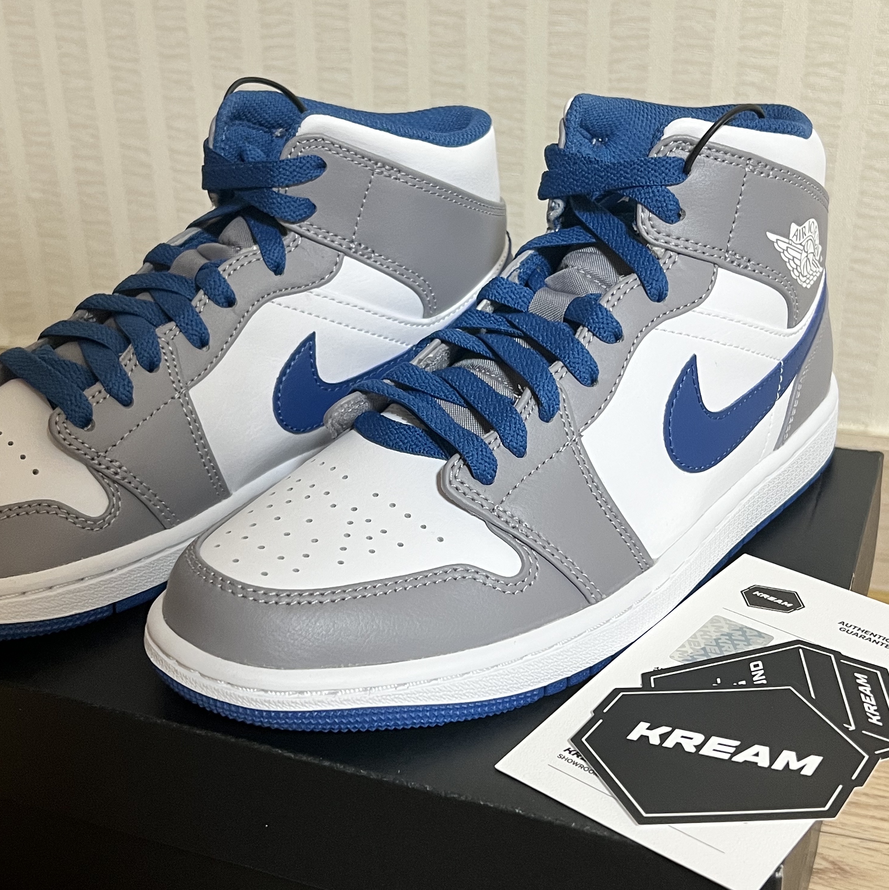 Jordan 1 Mid Cement Grey True Blue 착용 스타일 - 1