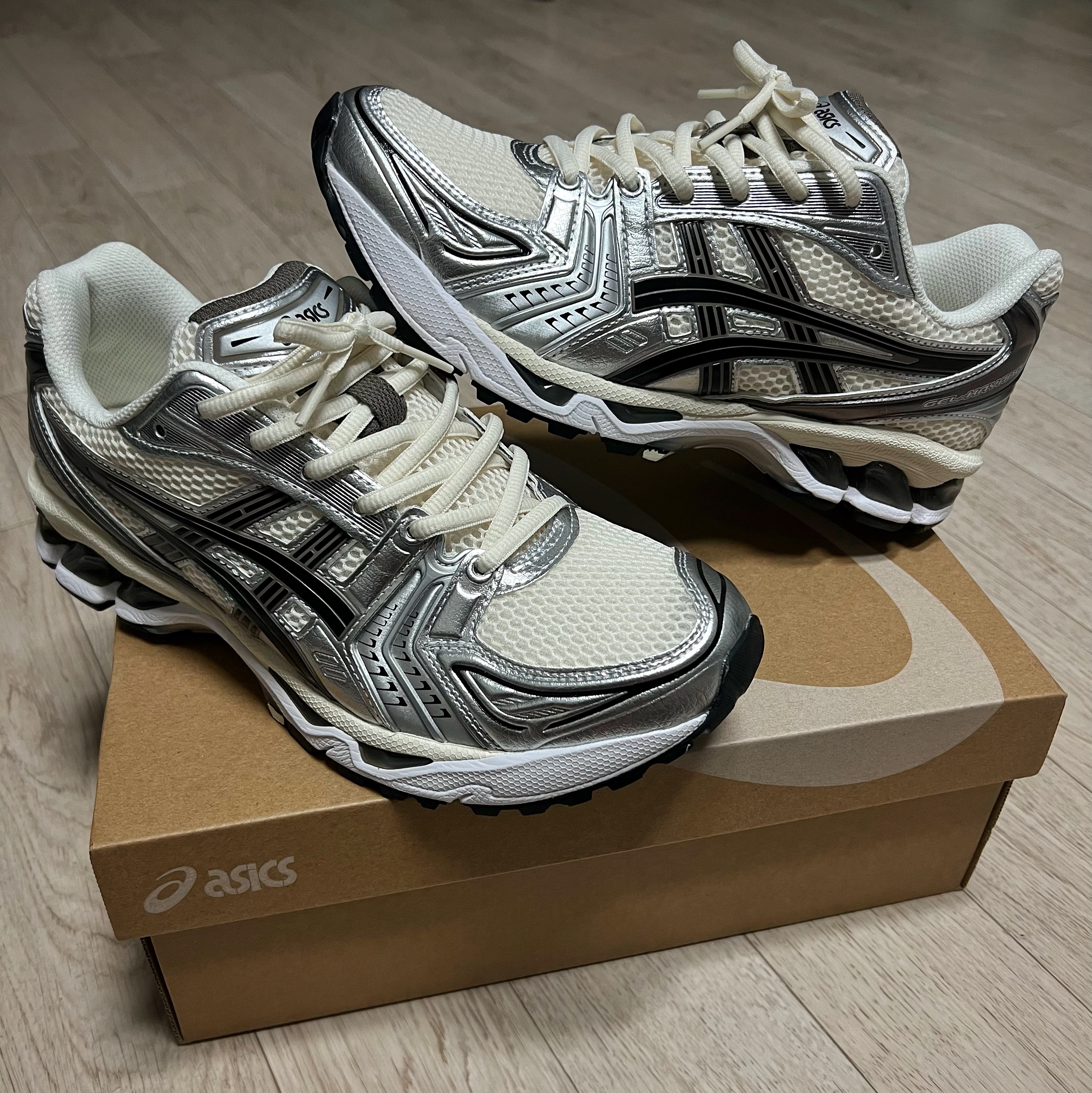 Asics Gel-Kayano 14 Cream Black 착용 스타일