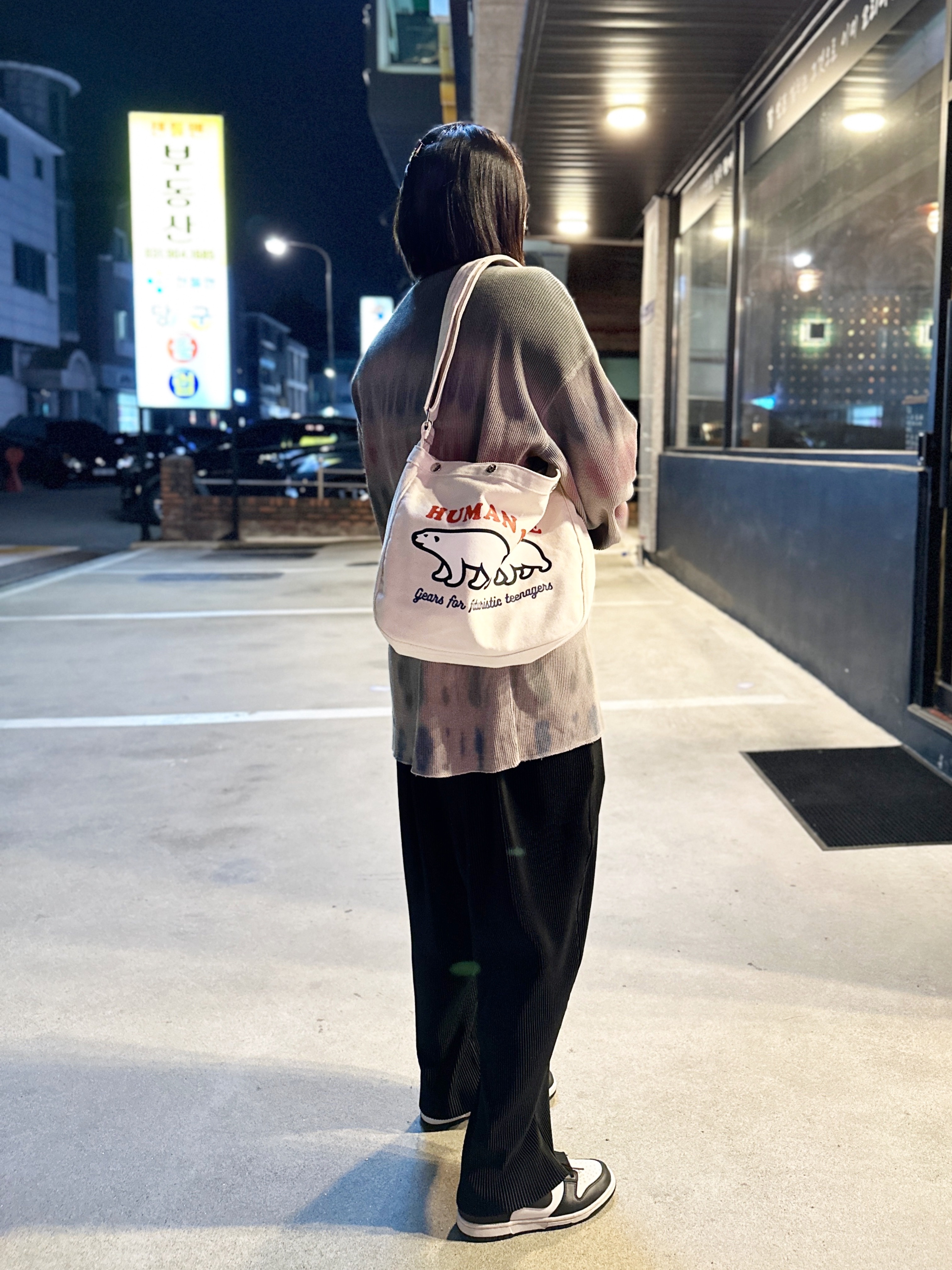 Human Made Paperboy Bag White, (W) Nike Dunk Low Black 착용 스타일