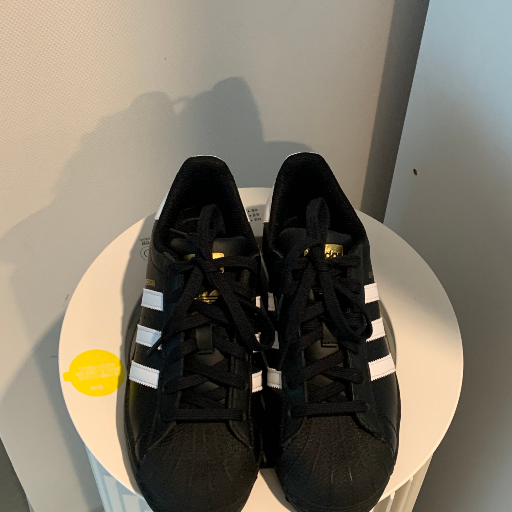 Adidas Superstar Core Black White 착용 스타일 - 2