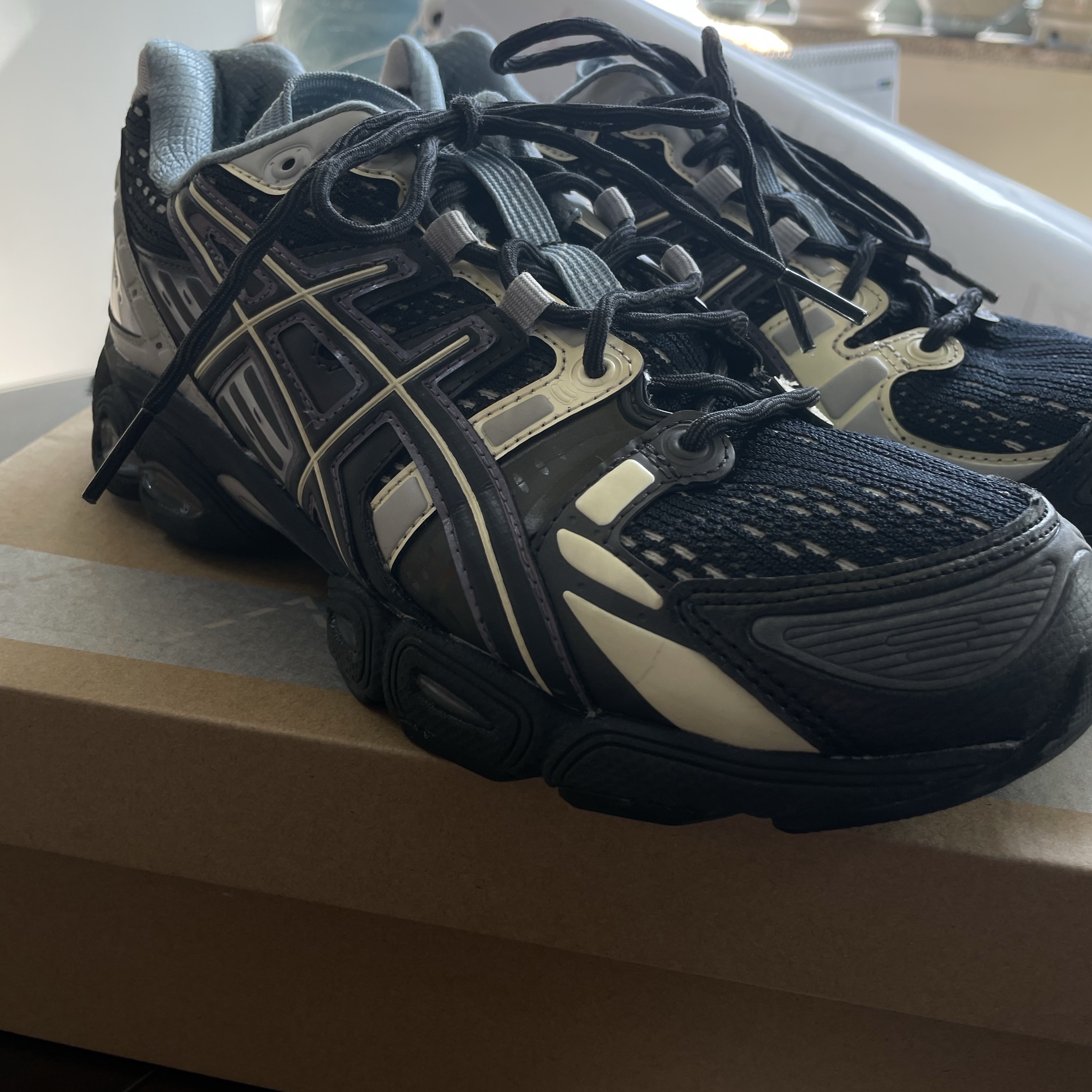 Asics UB5-S Gel-Nimbus 9 Black Gunmetal 착용 스타일