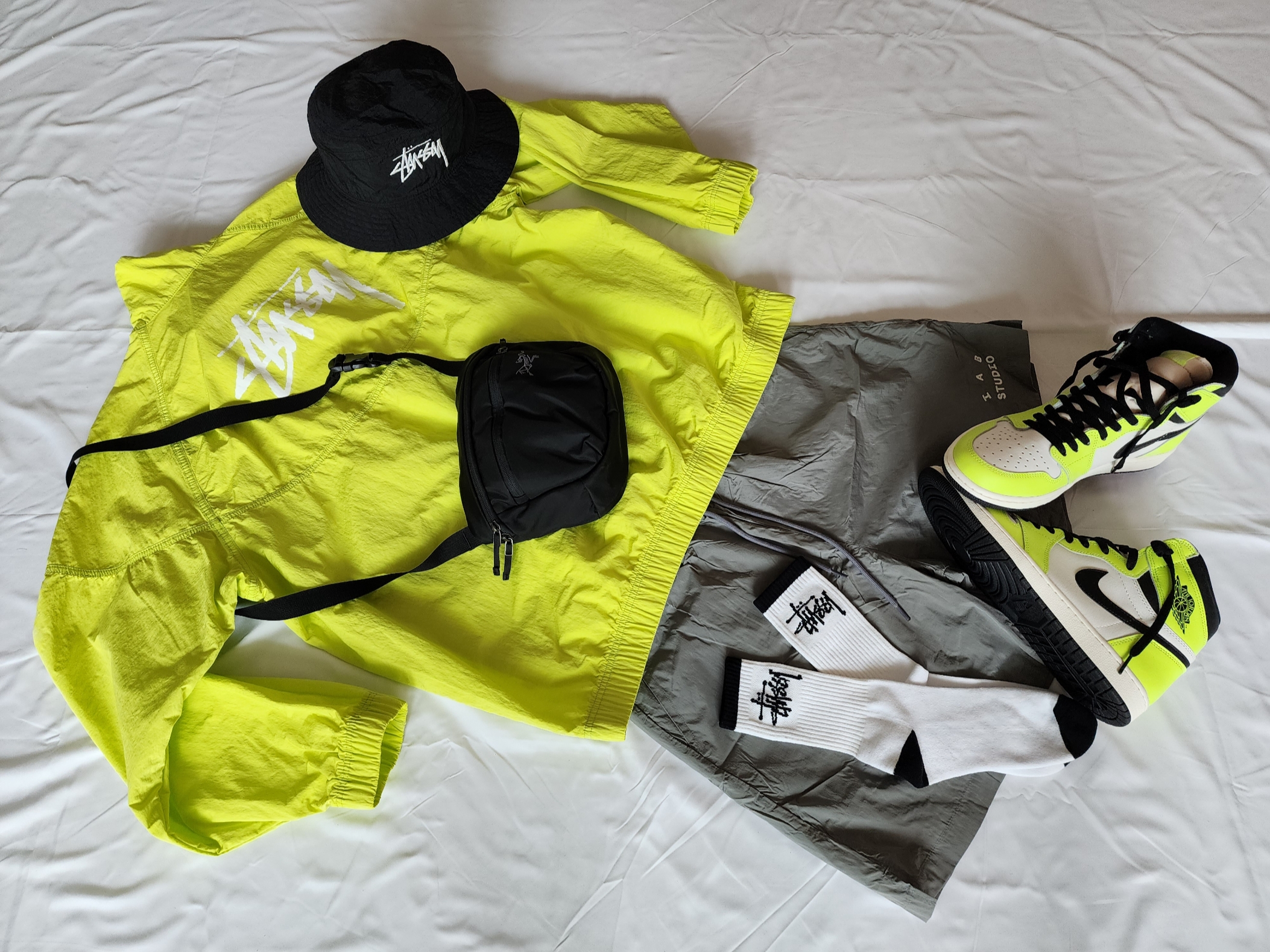 Nike x Stussy Windrunner Jacket Habanero Red, Nike x Stussy Bucket Hat Black 착용 스타일 - 4