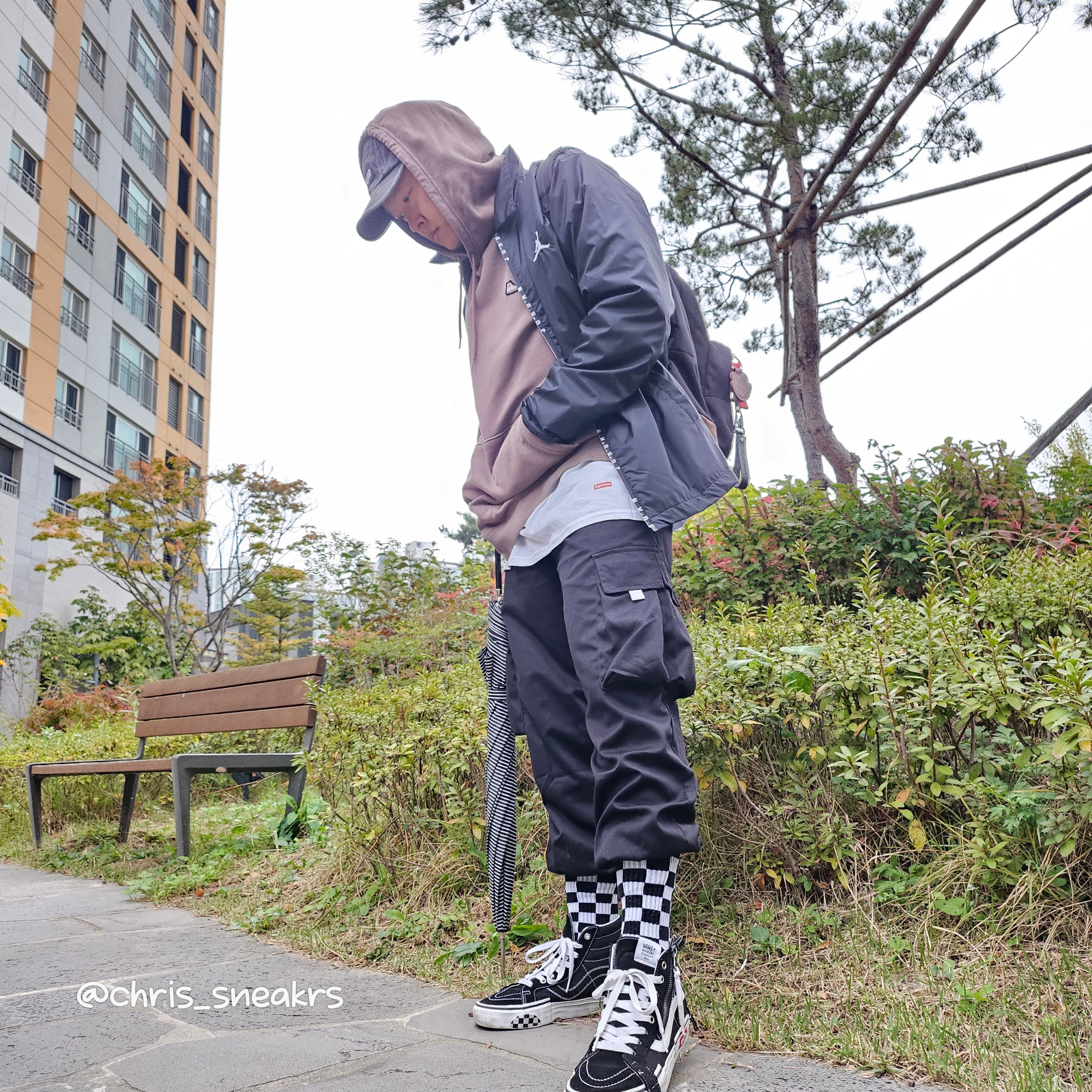 Supreme Webbing Keychain Red - 23SS, Vans Sk8-Hi Reissue Cap Black 착용 스타일 - 3