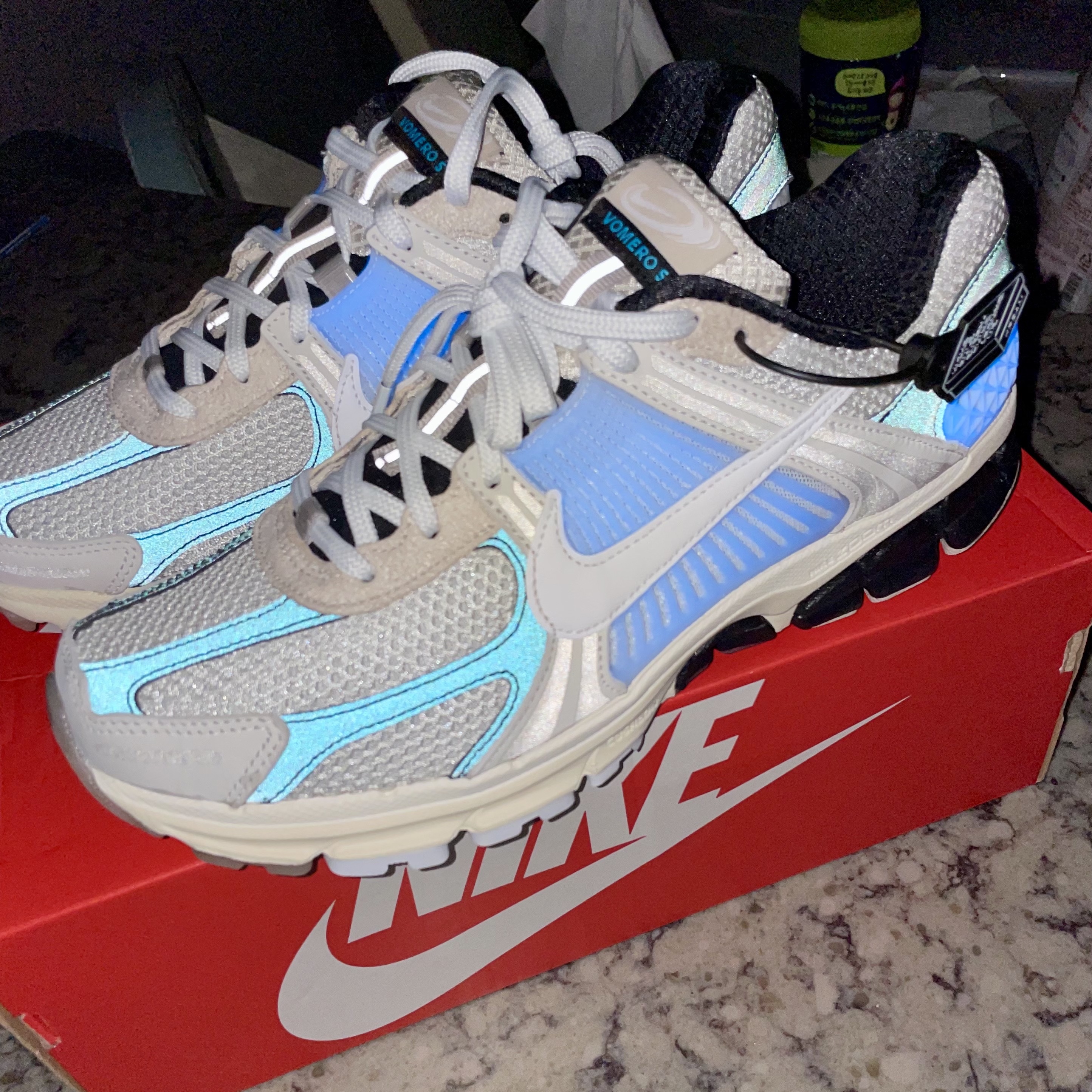 Nike Zoom Vomero 5 Light Bone and Black 착용 스타일 - 2