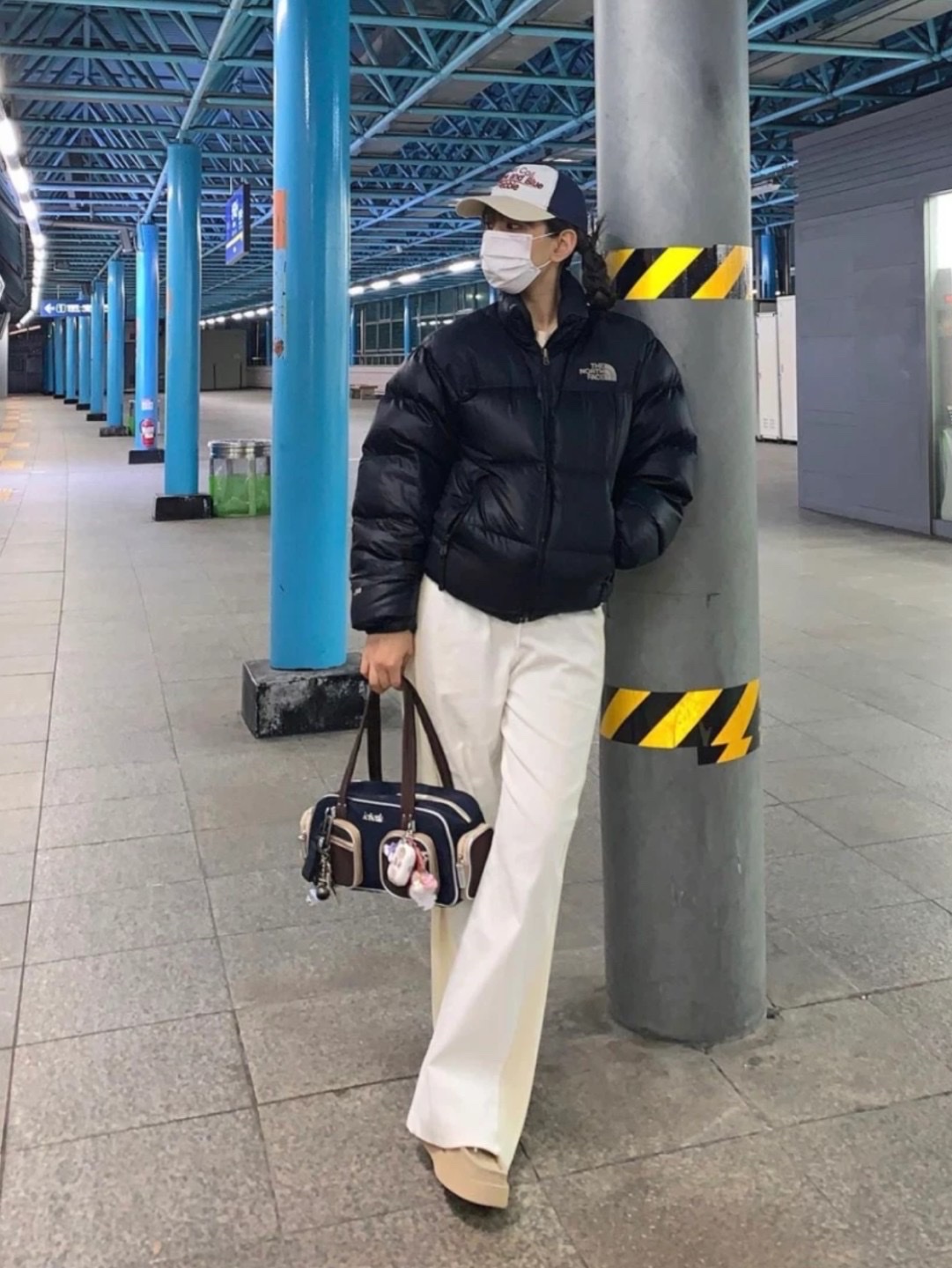 The North Face 1996 Eco Nuptse Jacket Black, Maison Mihara Yasuhiro Peterson OG Sole Canvas Low Sneakers Black 착용 스타일 - 4