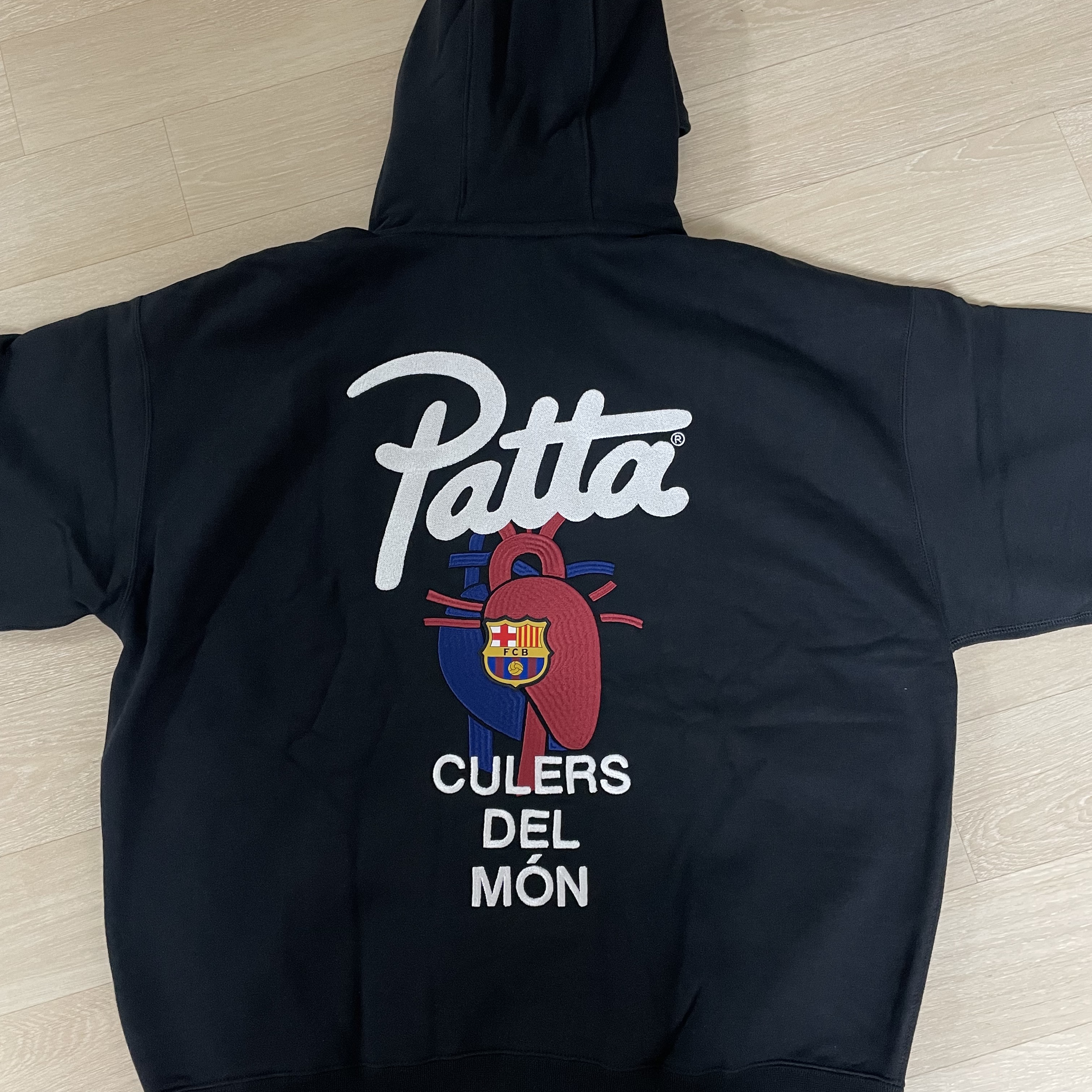 Nike x Patta x FC Barcelona Solo Swoosh Hoodie Culers del Món (FD4147-010) 착용 스타일 - 3