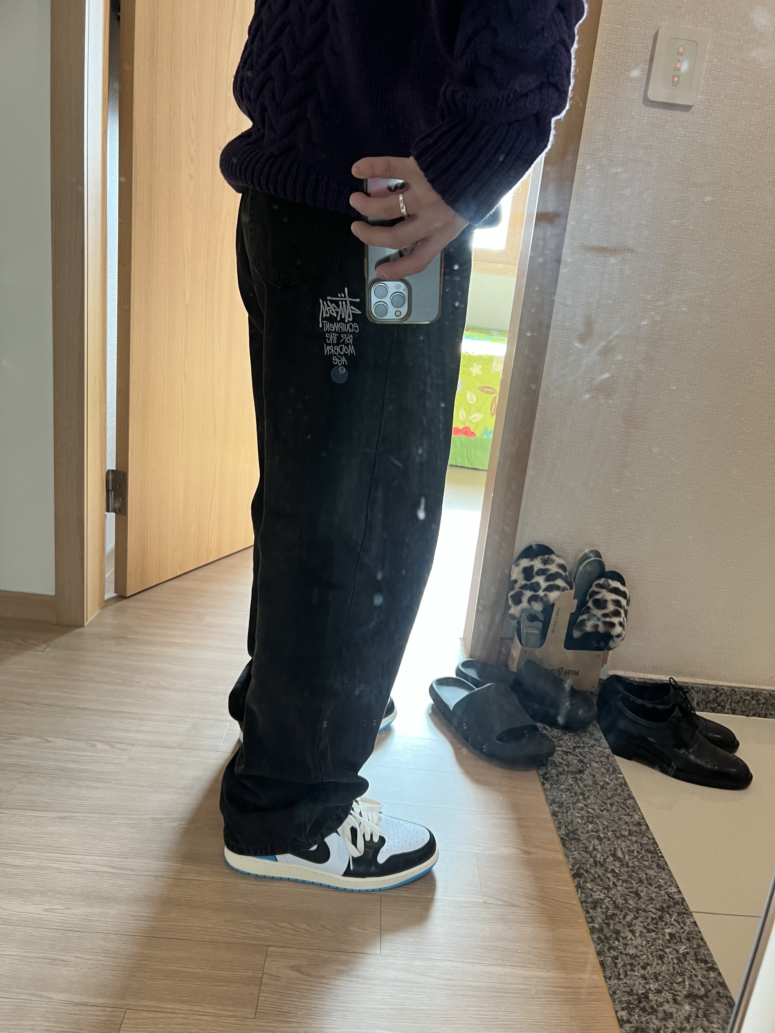 Stussy Washed Canvas Big OL' Jean Black, Jordan 1 Retro Low OG Black and Dark Powder Blue 착용 스타일 - 1