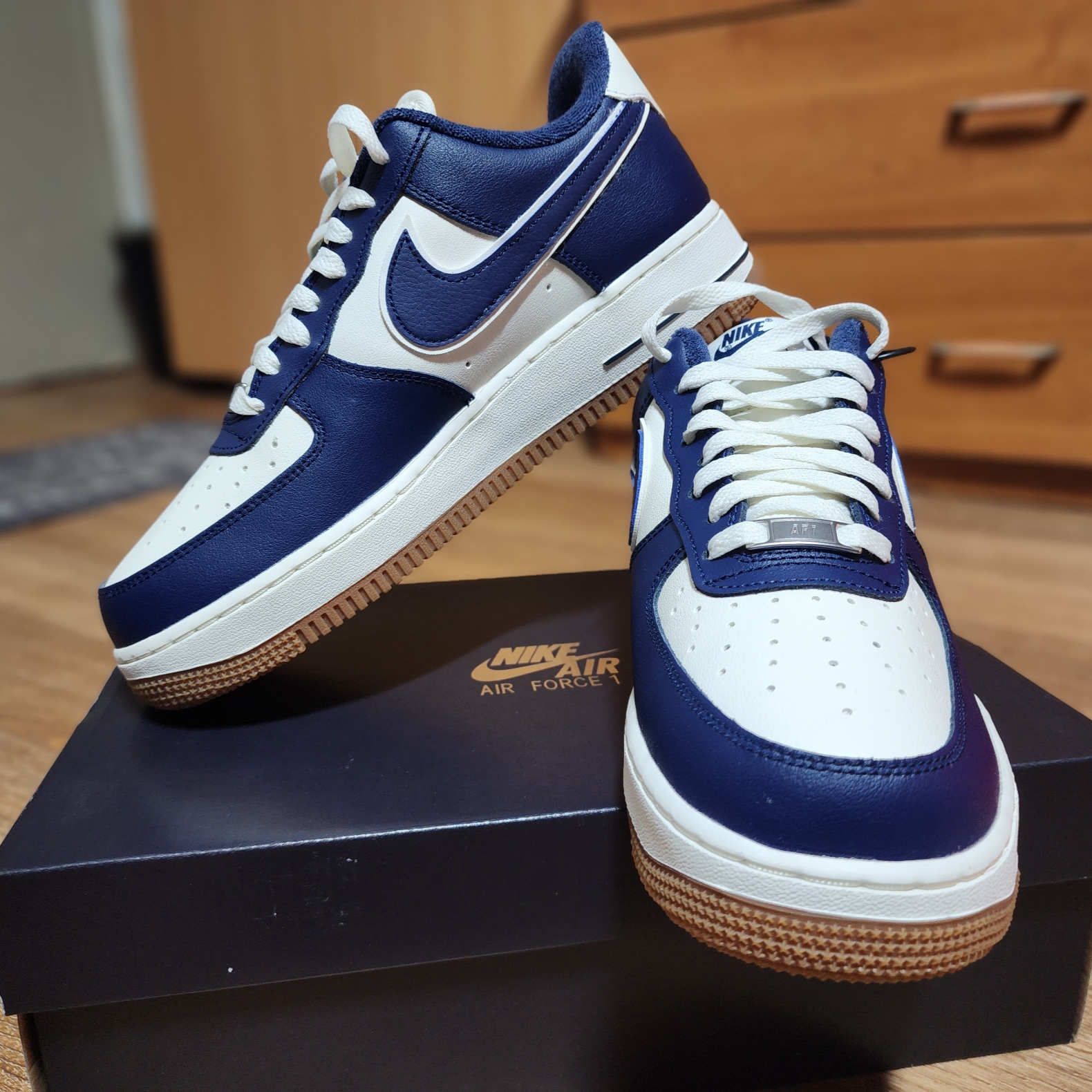 Nike Air Force 1 '07 LV8 Midnight Navy 착용 스타일 - 2
