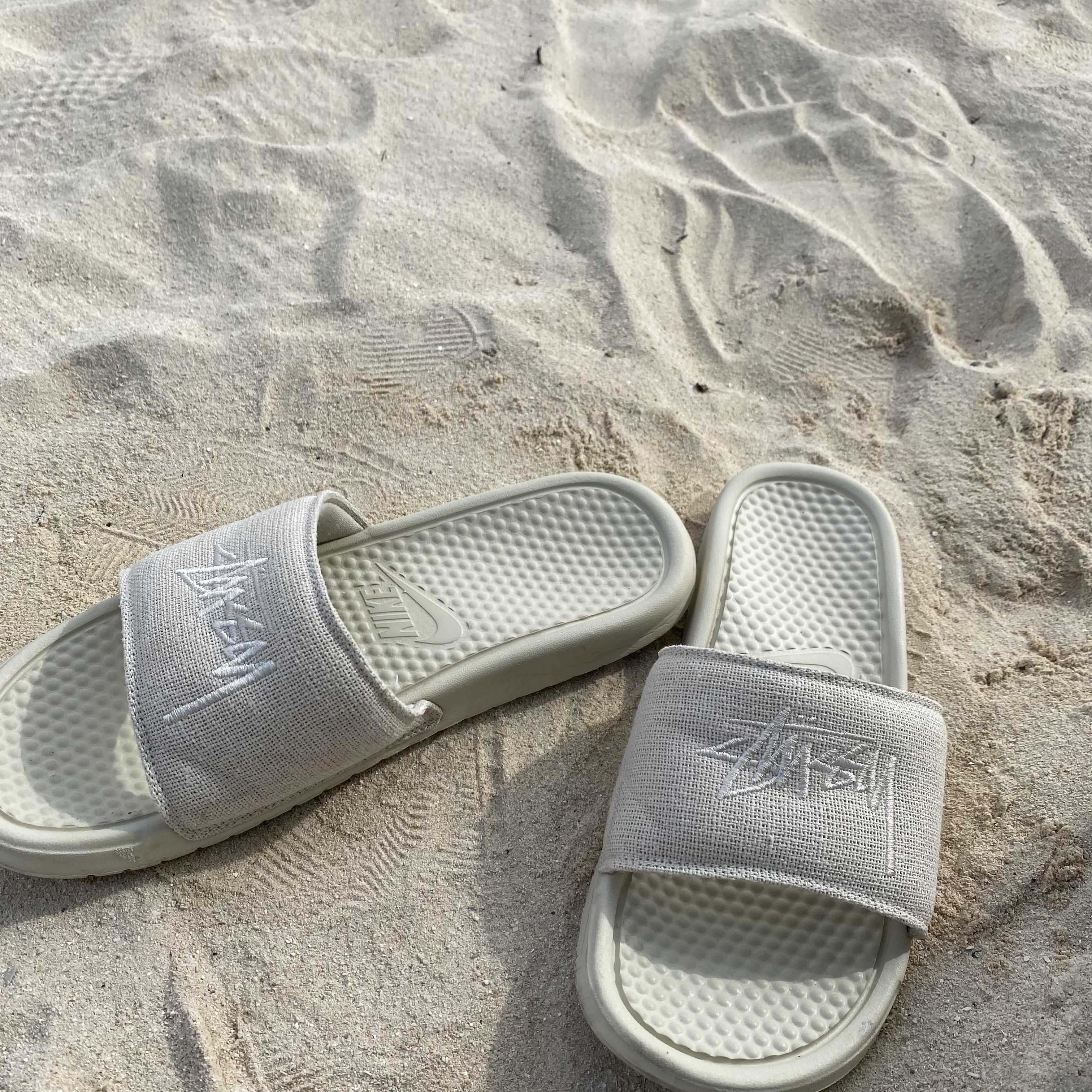 Nike x Stussy Benassi Hemp Slide Fossil Stone 착용 스타일 - 2