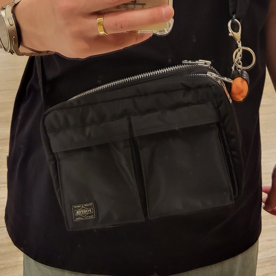 Porter Tanker Shoulder Bag S Black 착용 스타일 - 1