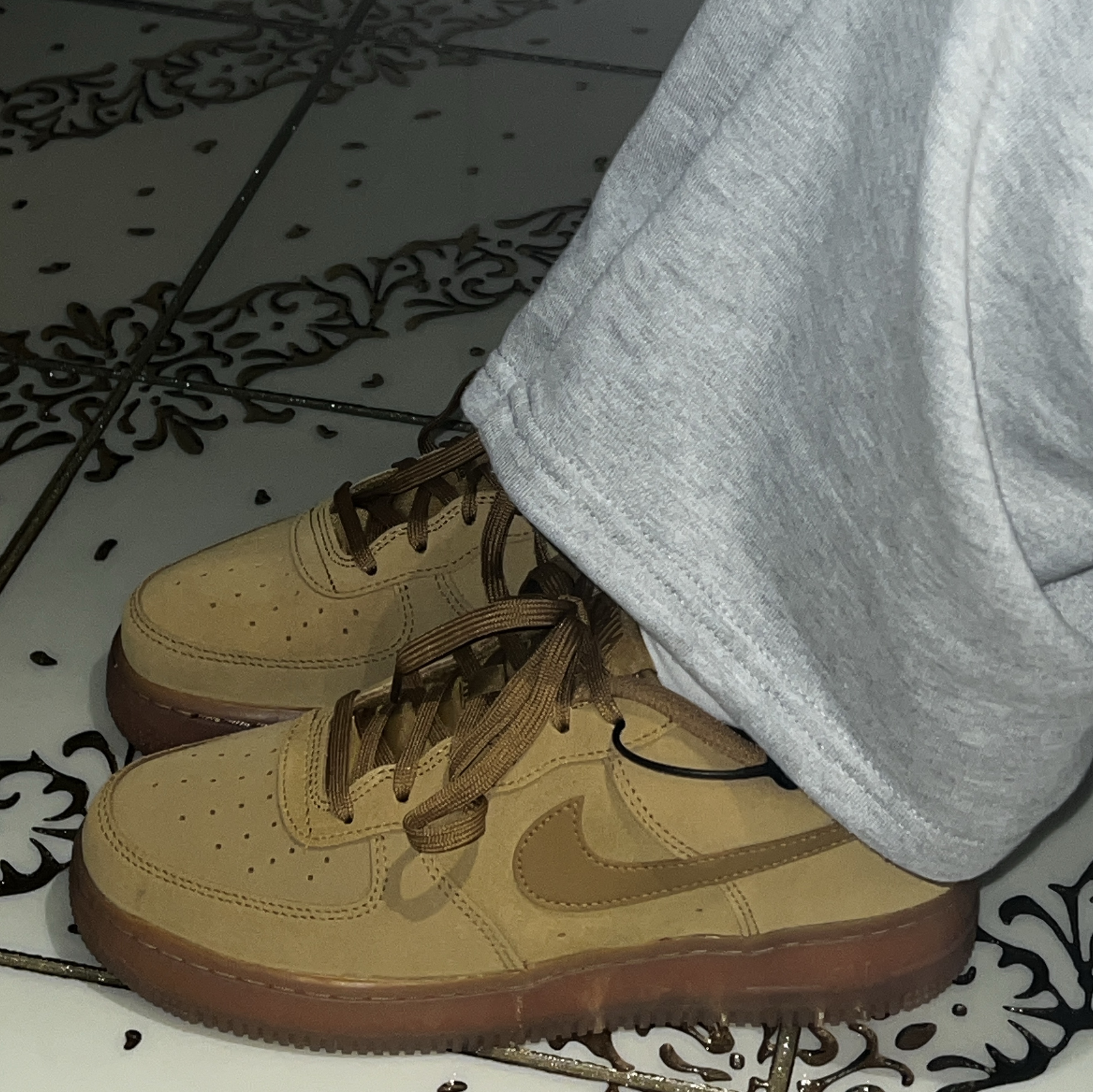(GS) Nike Air Force 1 LV8 3 Wheat 착용 스타일 - 3