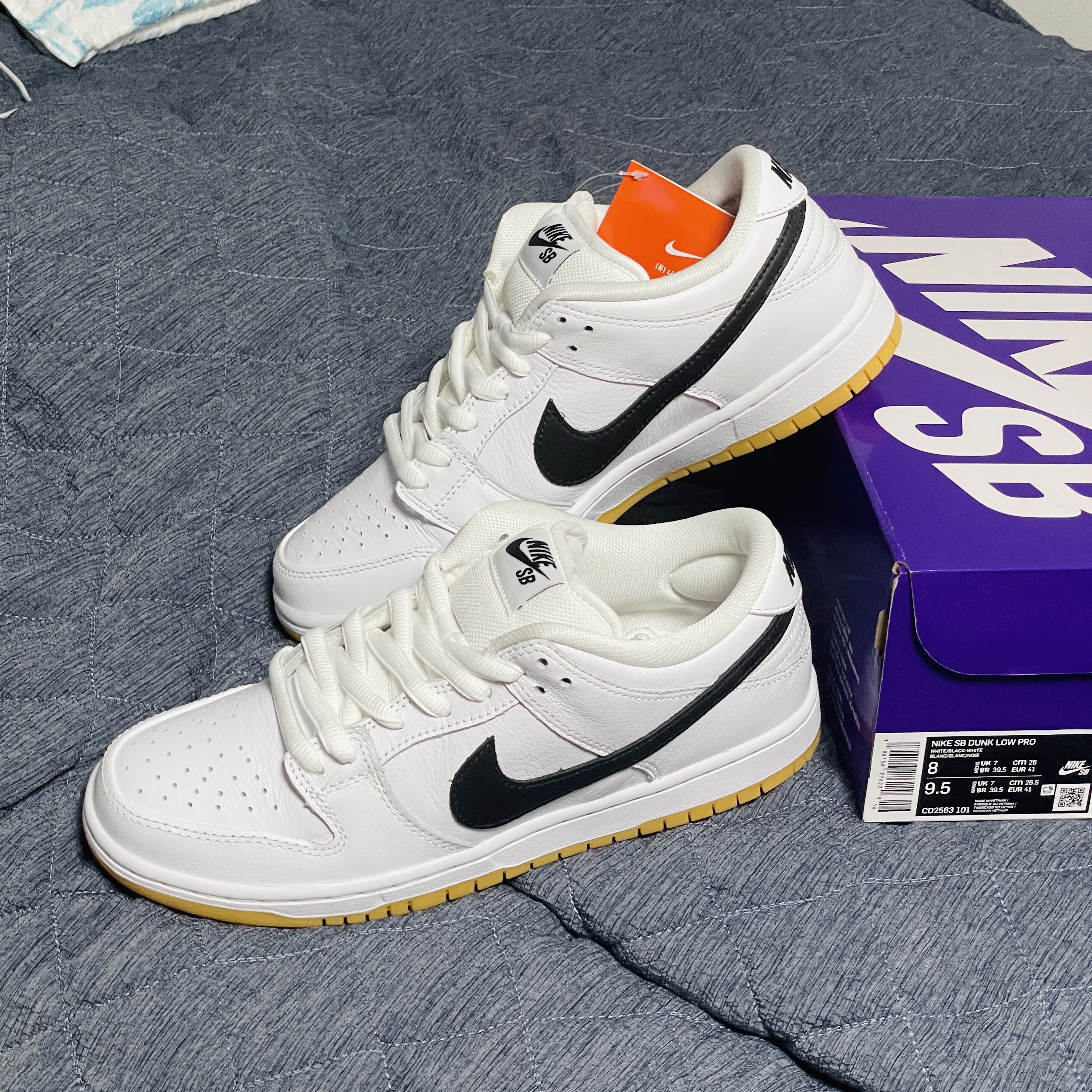 Nike SB Dunk Low Pro White and Gum Light Brown 착용 스타일 - 1