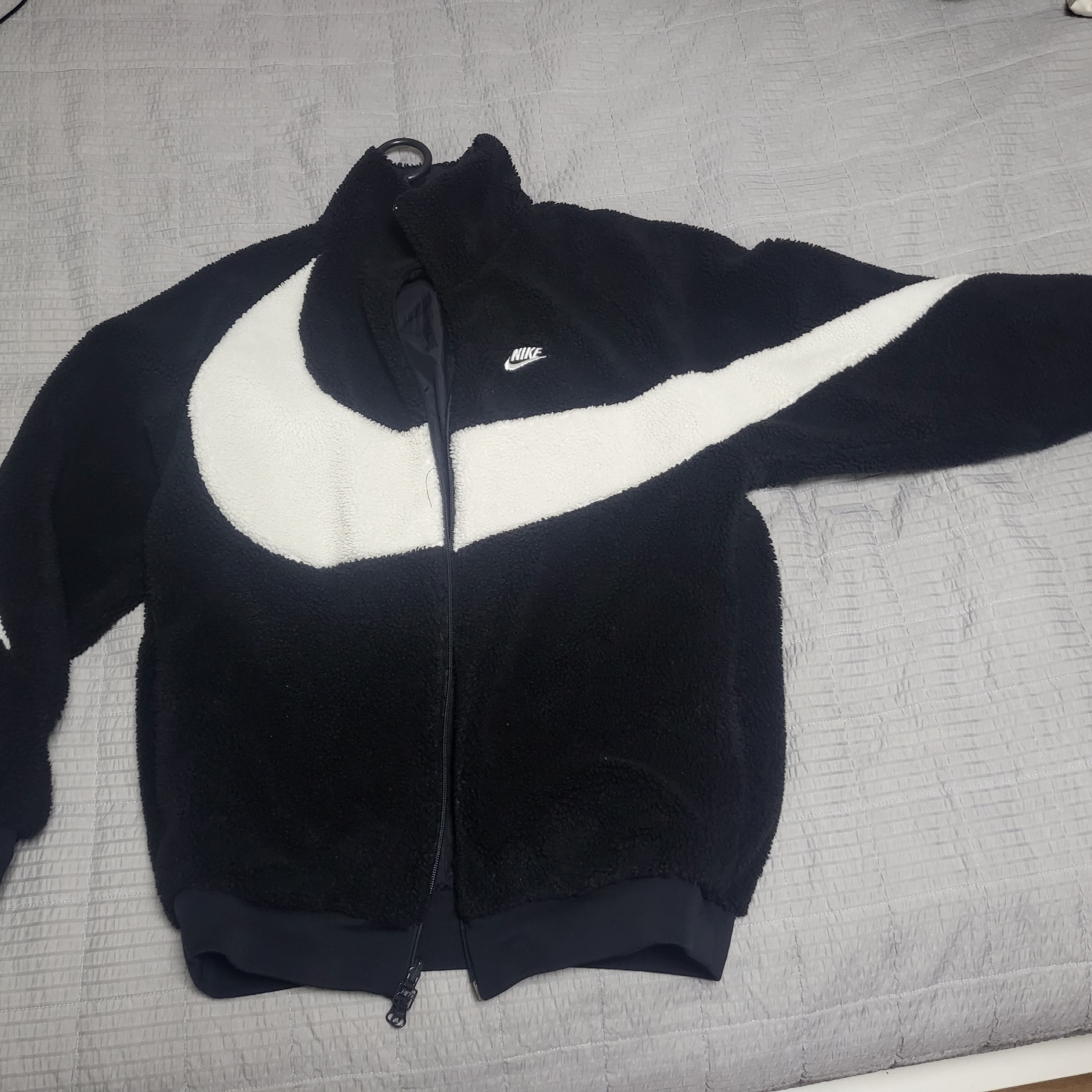 Nike Big Swoosh Full Zip Jacket Black Sail 착용 스타일
