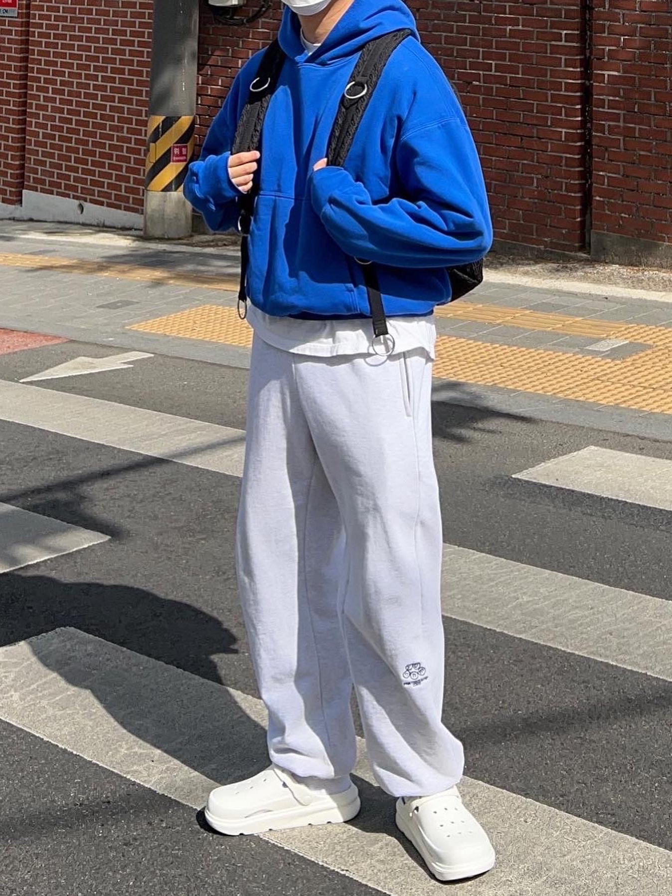 Yeezy Gap Hoodie Blue 착용 스타일 - 2
