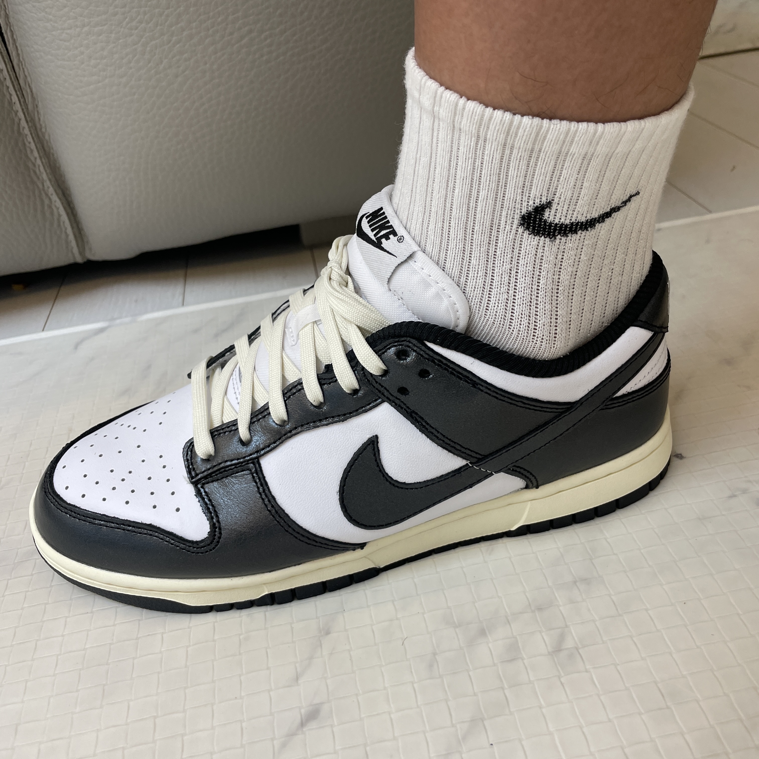 (W) Nike Dunk Low Vintage Black and White 착용 스타일 - 5