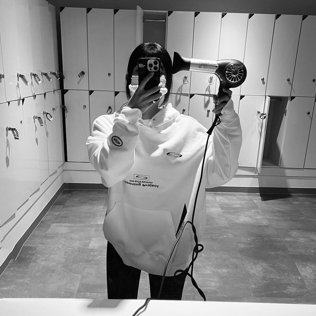 Opening Project Team Play Hoodie White, Opening Project Team Play Hoodie Black 착용 스타일