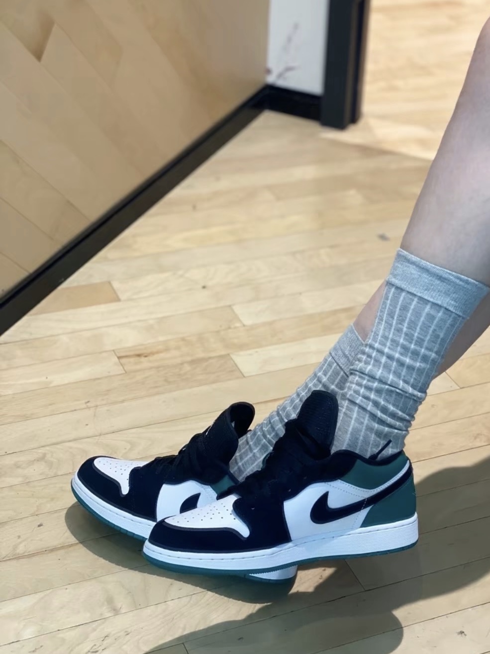 (GS) Jordan 1 Low Black Mystic Green 착용 스타일 - 1