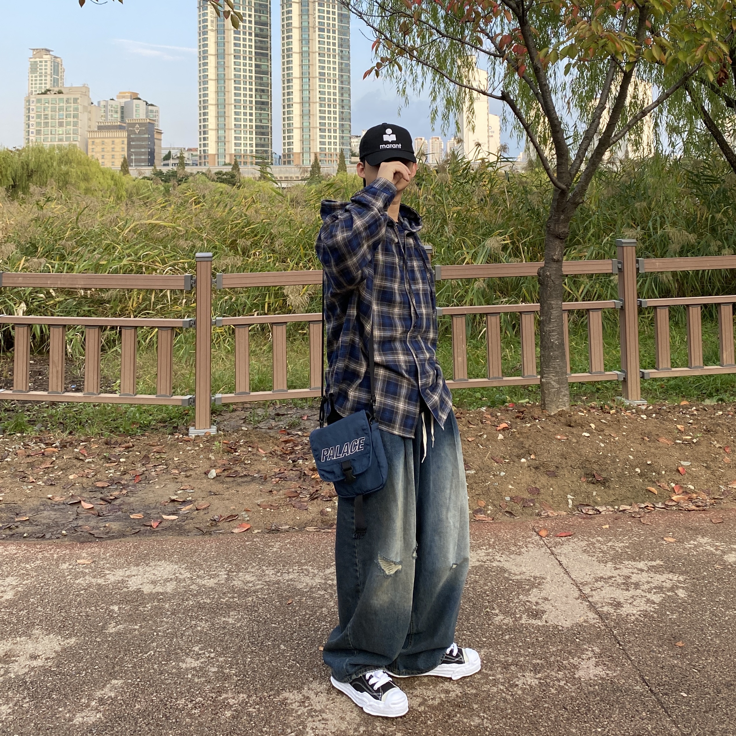 Maison Mihara Yasuhiro Hank OG Sole Canvas Low-top Sneakers Black, Maison Mihara Yasuhiro Blakey OG Sole Canvas Low-top Sneakers Black White 착용 스타일 - 2
