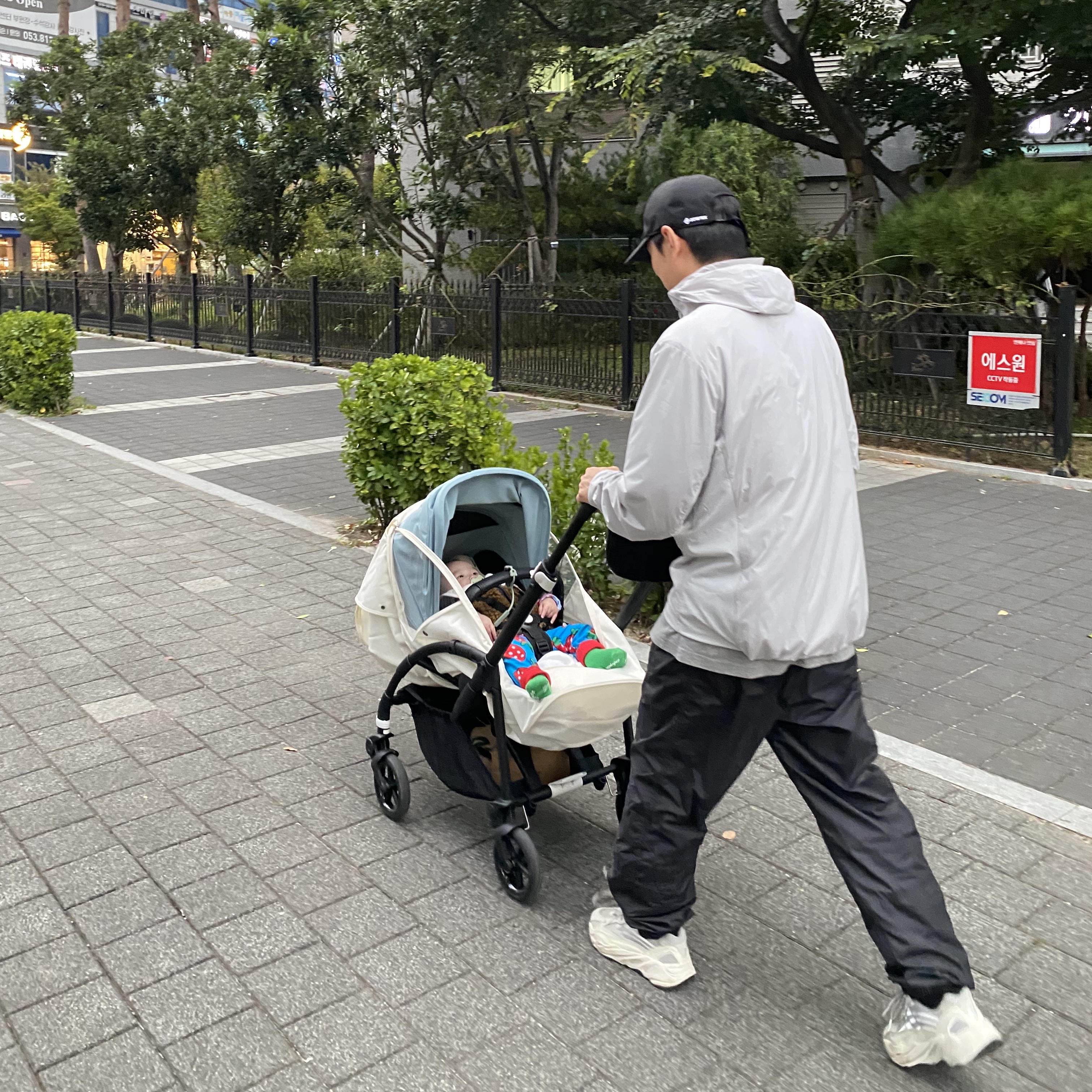 Arc'teryx Atom SL Anorak Solitude, Adidas Yeezy Boost 700 V2 Static 2022 착용 스타일