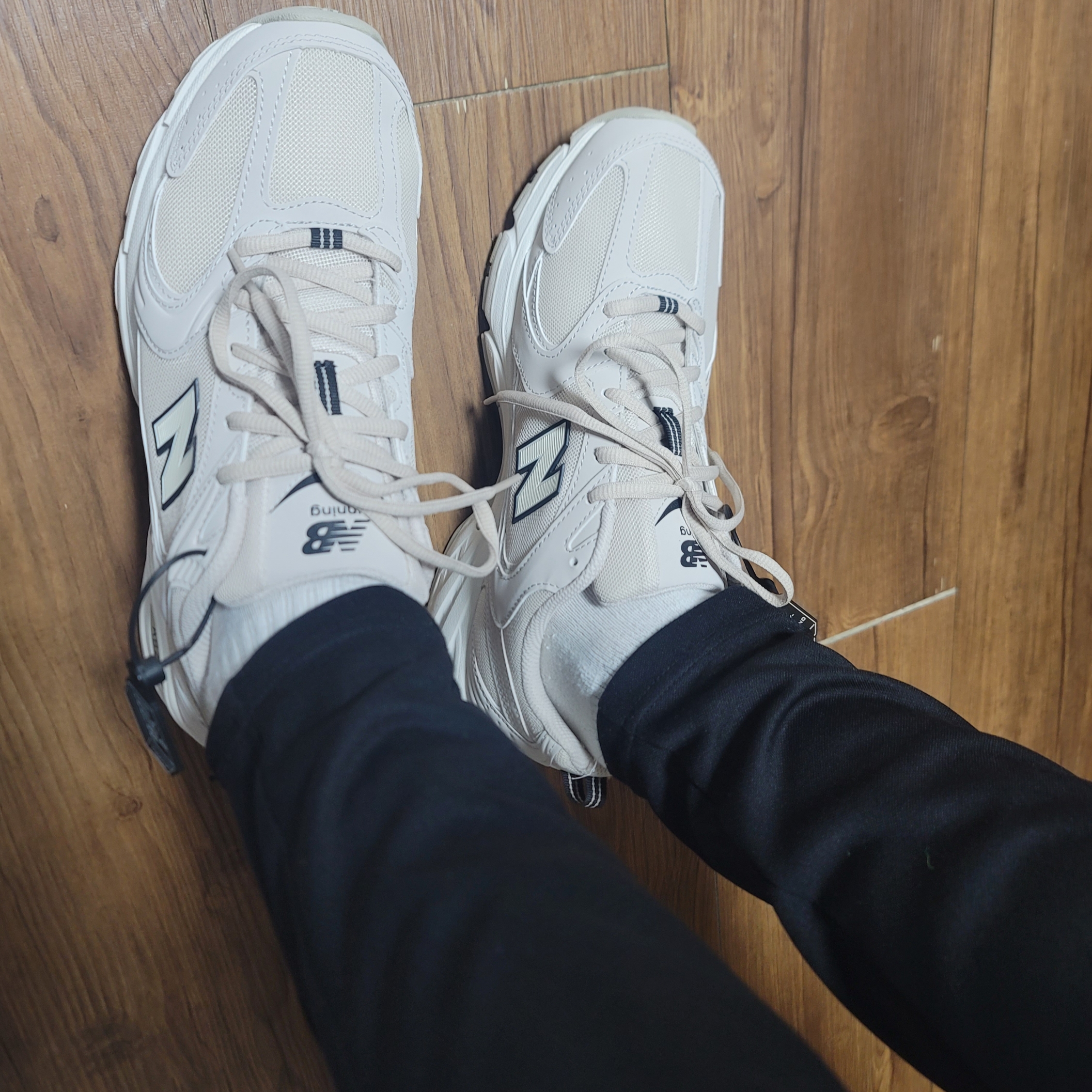 New Balance 530 Ivory 착용 스타일 - 2