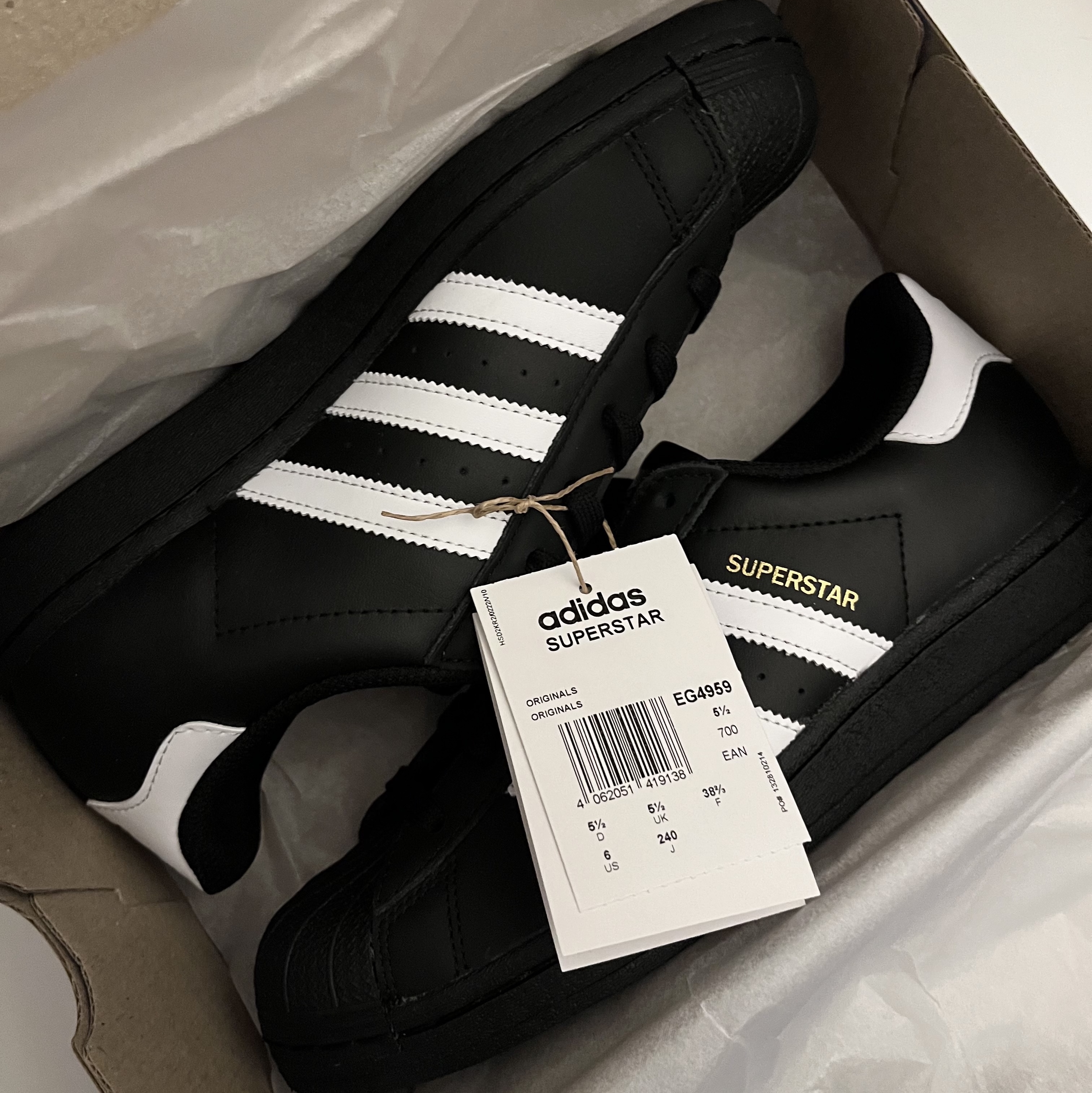 Adidas Superstar Core Black White 착용 스타일